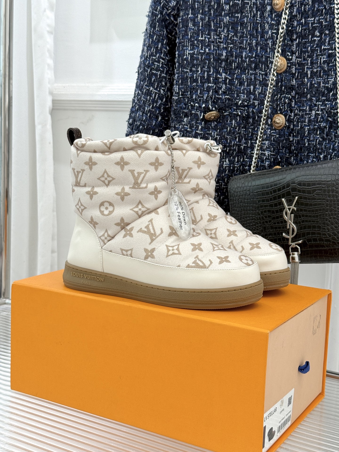 NO:694876,L*V Lvjia’s classic autumn and winter Pillow down snow boots. Are you still wearing bulky snow boots?  Why not try this pair of down boots that show long and slim legs? A new interpretation of the concept of down. The texture is like bread. The upper is made of nylon. It is waterproof and windproof. The down-filled Monogram pattern on the inside keeps your feet warm in the cold winter. Customized original foam non-slip outsole. Ultra-lightweight design. Weighs 580 grams and does not feel any weight on the feet. Size35-39 (customized 40/41/42), snow boots, louis  vuitton,louis vuitton,boots,down jacket19860909L*V 驴家经典秋冬Pillow羽绒雪地靴 你还在穿着笨重雪地靴吗？ 不妨试试这双超显腿长腿细的羽绒靴 将羽绒概念进行全新演绎 面包一样的质感 鞋面是采用尼龙材质 具备防水防风功能 内里羽绒填充Monogram图案 让你的双脚在寒冷的冬季拥抱温暖 定制原版发泡防滑大底 超轻量化设计 重量580克上脚没有任何的负重感 Size35-39（40/41/42定制）,雪地靴,louis vuitton,louis vuitton,boots,down jacket,Women's Shoes