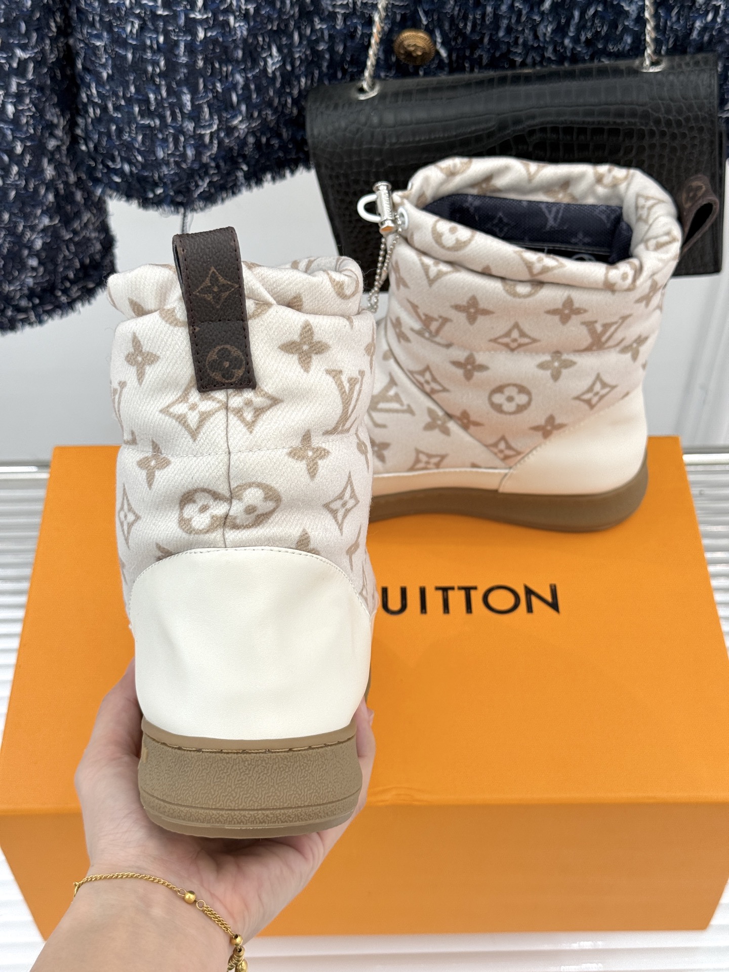 L*V 驴家经典秋冬Pillow羽绒雪地靴你还在穿着笨重雪地靴吗？不妨试试这双超显腿长腿细的羽绒靴将羽绒