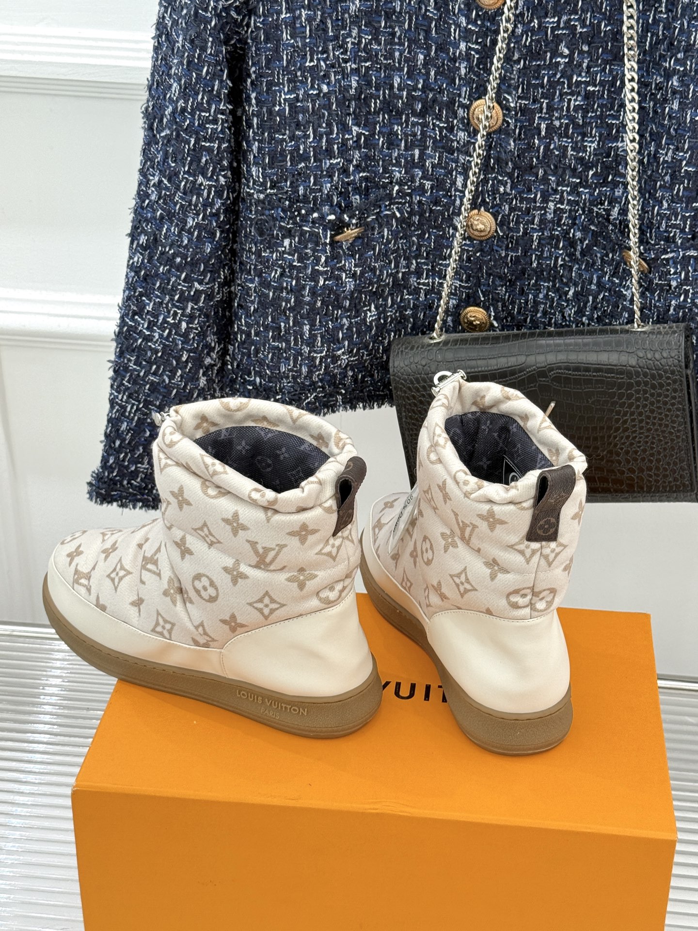 L*V 驴家经典秋冬Pillow羽绒雪地靴你还在穿着笨重雪地靴吗？不妨试试这双超显腿长腿细的羽绒靴将羽绒