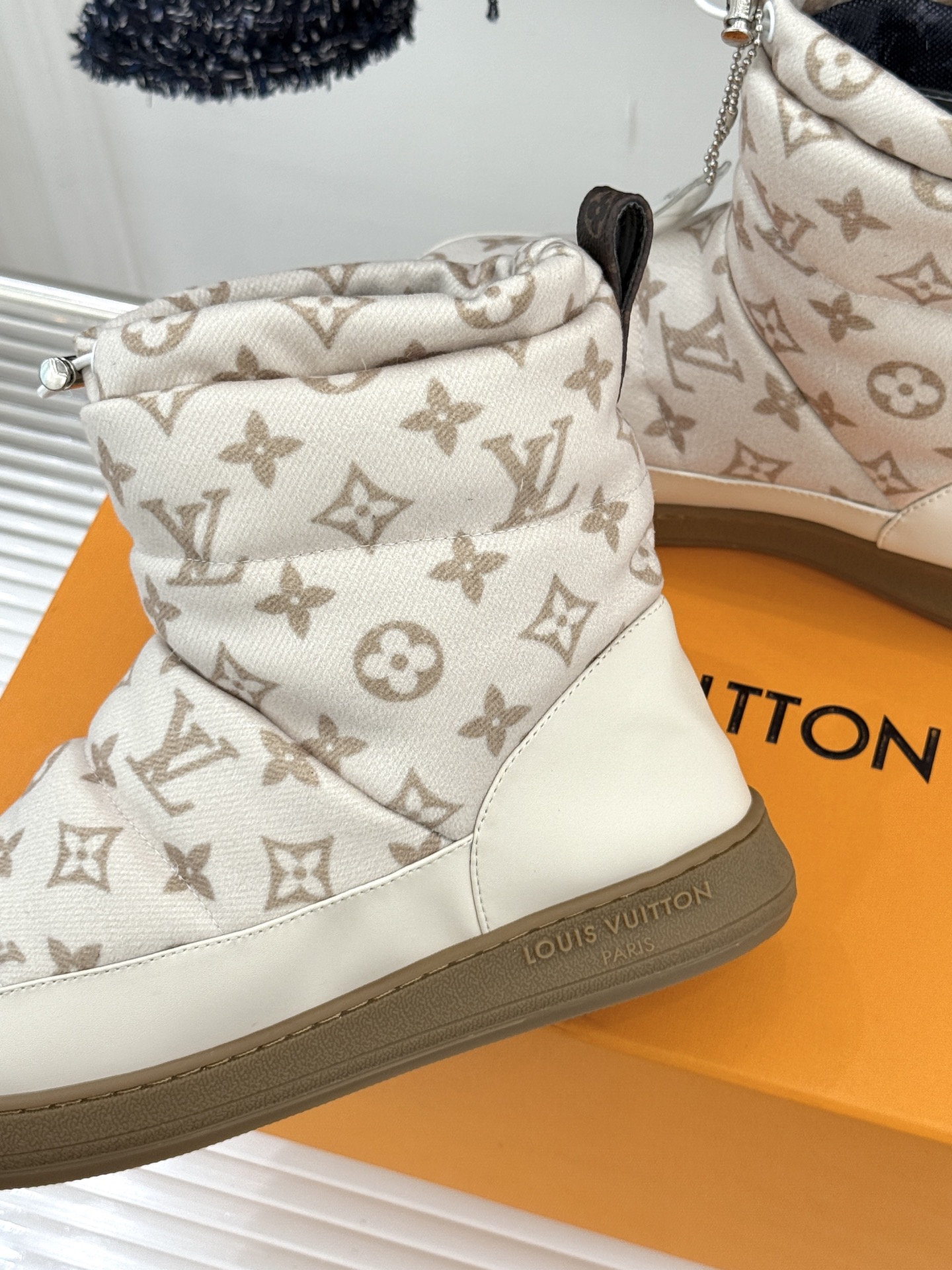 L*V 驴家经典秋冬Pillow羽绒雪地靴你还在穿着笨重雪地靴吗？不妨试试这双超显腿长腿细的羽绒靴将羽绒