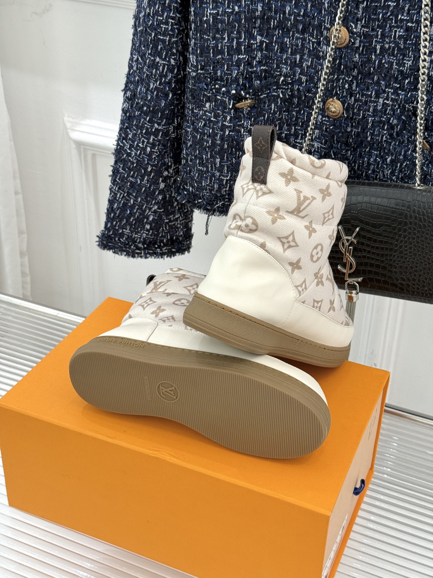 L*V 驴家经典秋冬Pillow羽绒雪地靴你还在穿着笨重雪地靴吗？不妨试试这双超显腿长腿细的羽绒靴将羽绒