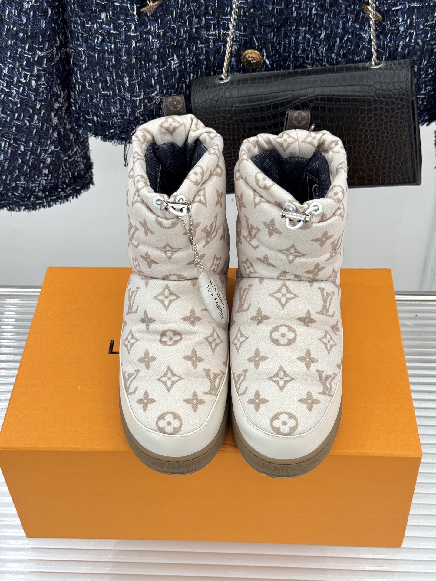 L*V 驴家经典秋冬Pillow羽绒雪地靴你还在穿着笨重雪地靴吗？不妨试试这双超显腿长腿细的羽绒靴将羽绒