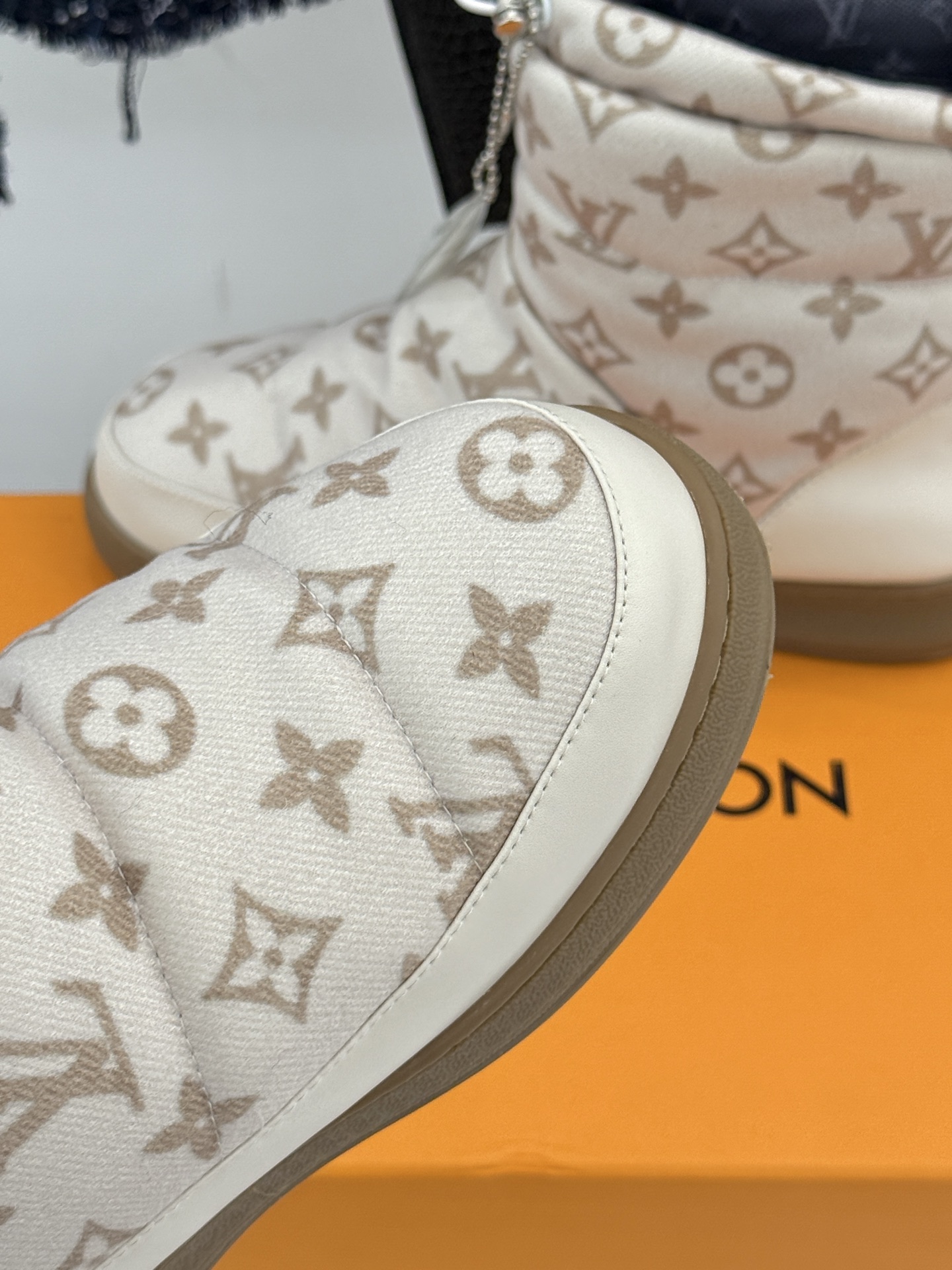 L*V 驴家经典秋冬Pillow羽绒雪地靴你还在穿着笨重雪地靴吗？不妨试试这双超显腿长腿细的羽绒靴将羽绒