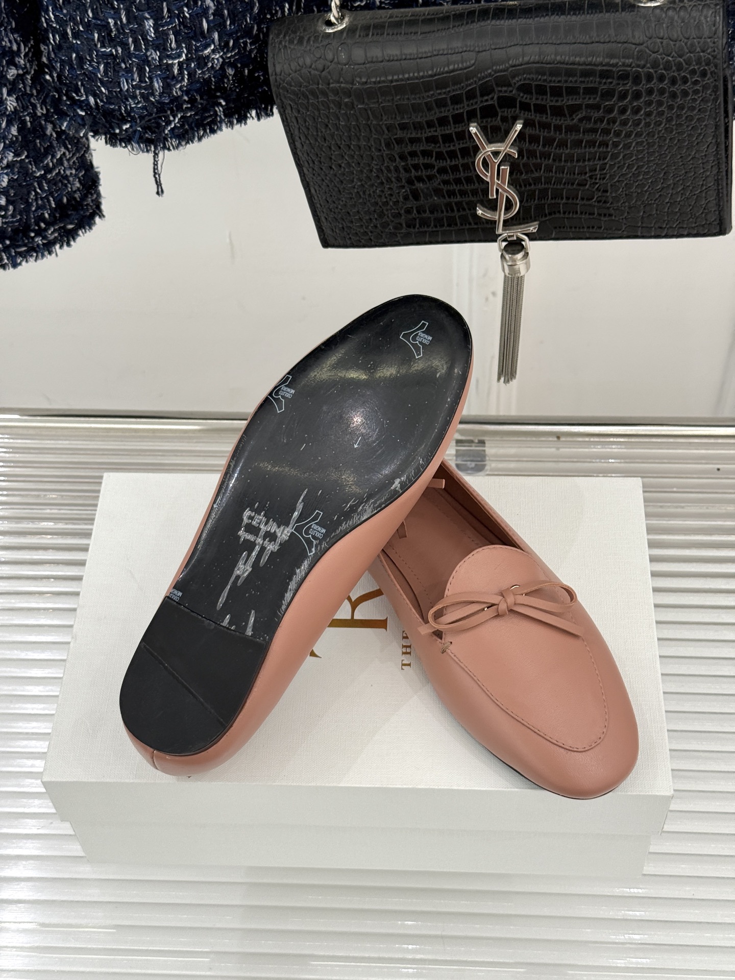 Celine/赛琳26WF新品新款复古蝴蝶结乐福鞋以巴黎左岸的慵懒格调织就老钱衣橱的优雅序章。手工缝制的