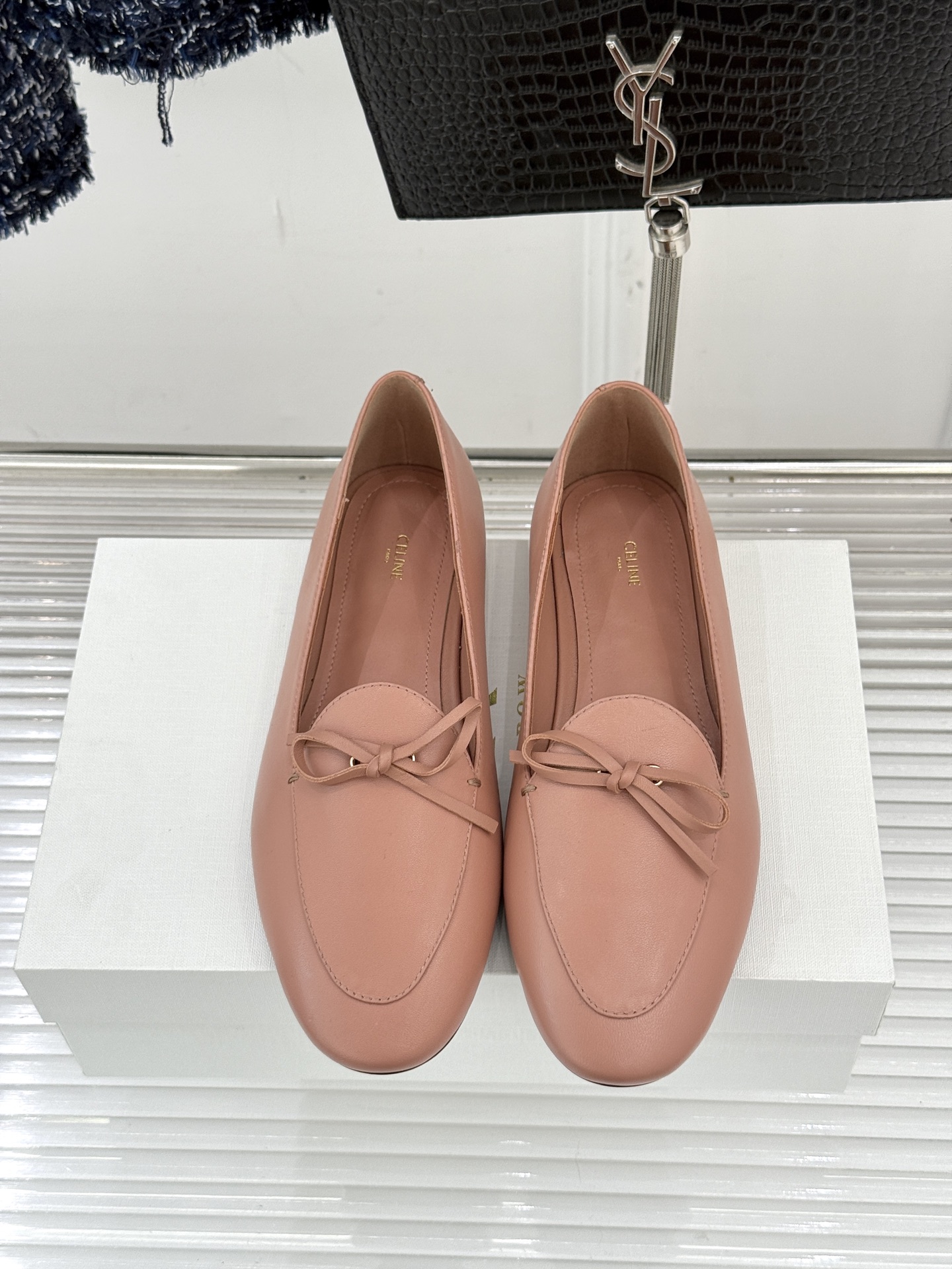 Celine/赛琳26WF新品新款复古蝴蝶结乐福鞋以巴黎左岸的慵懒格调织就老钱衣橱的优雅序章。手工缝制的