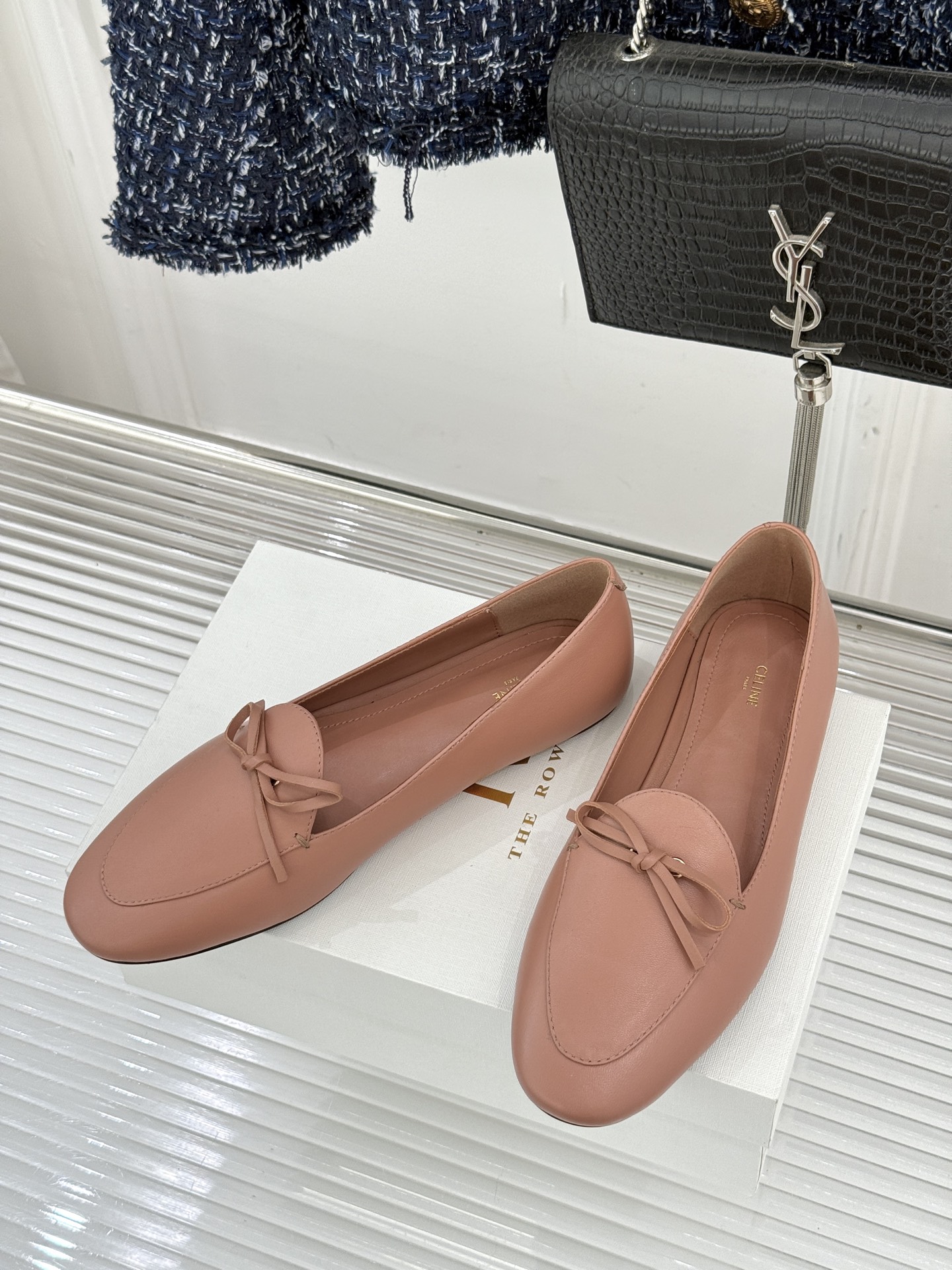 Celine/赛琳26WF新品新款复古蝴蝶结乐福鞋以巴黎左岸的慵懒格调织就老钱衣橱的优雅序章。手工缝制的