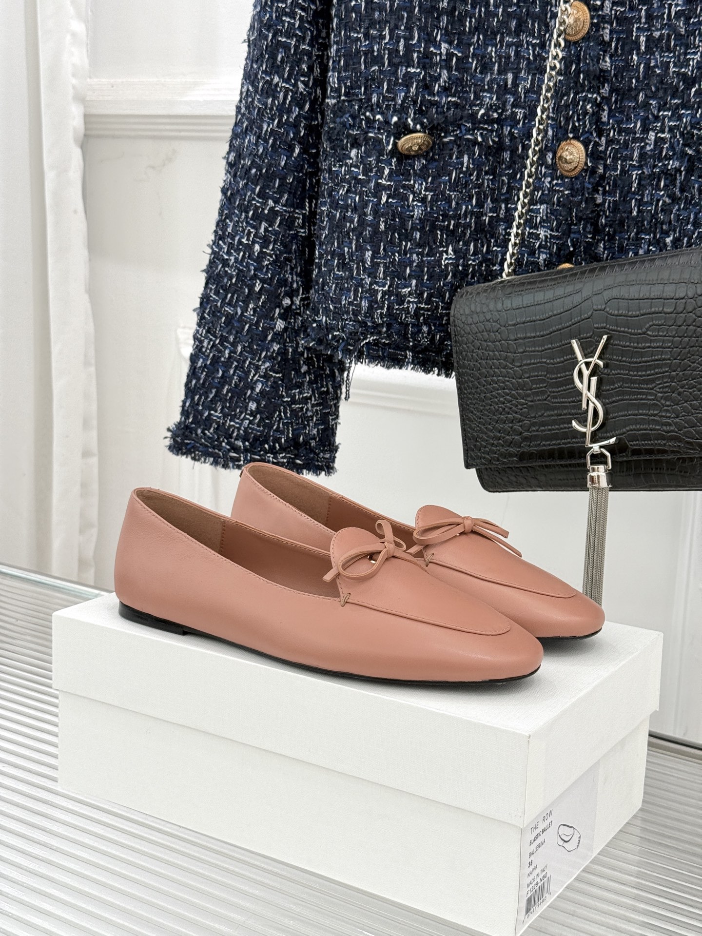 Celine/赛琳26WF新品新款复古蝴蝶结乐福鞋以巴黎左岸的慵懒格调织就老钱衣橱的优雅序章。手工缝制的