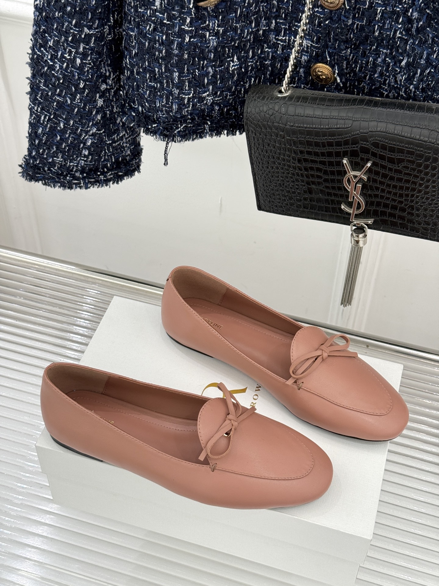 Celine/赛琳26WF新品新款复古蝴蝶结乐福鞋以巴黎左岸的慵懒格调织就老钱衣橱的优雅序章。手工缝制的