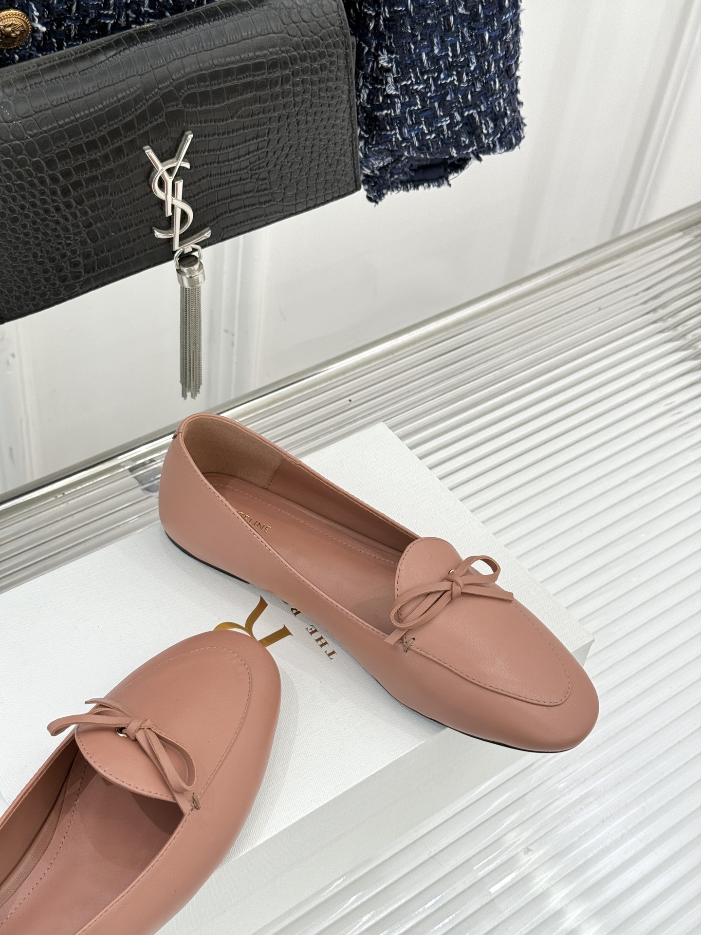 Celine/赛琳26WF新品新款复古蝴蝶结乐福鞋以巴黎左岸的慵懒格调织就老钱衣橱的优雅序章。手工缝制的