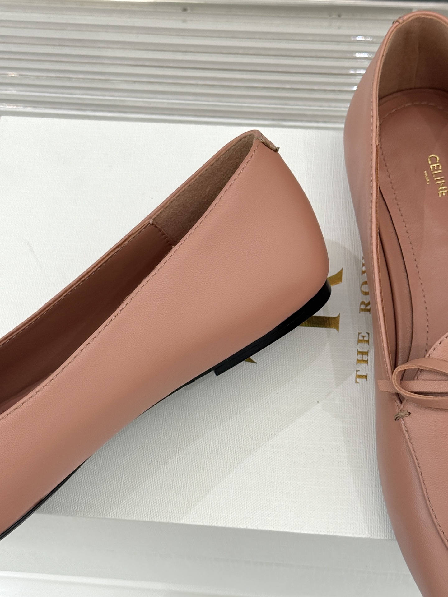 Celine/赛琳26WF新品新款复古蝴蝶结乐福鞋以巴黎左岸的慵懒格调织就老钱衣橱的优雅序章。手工缝制的