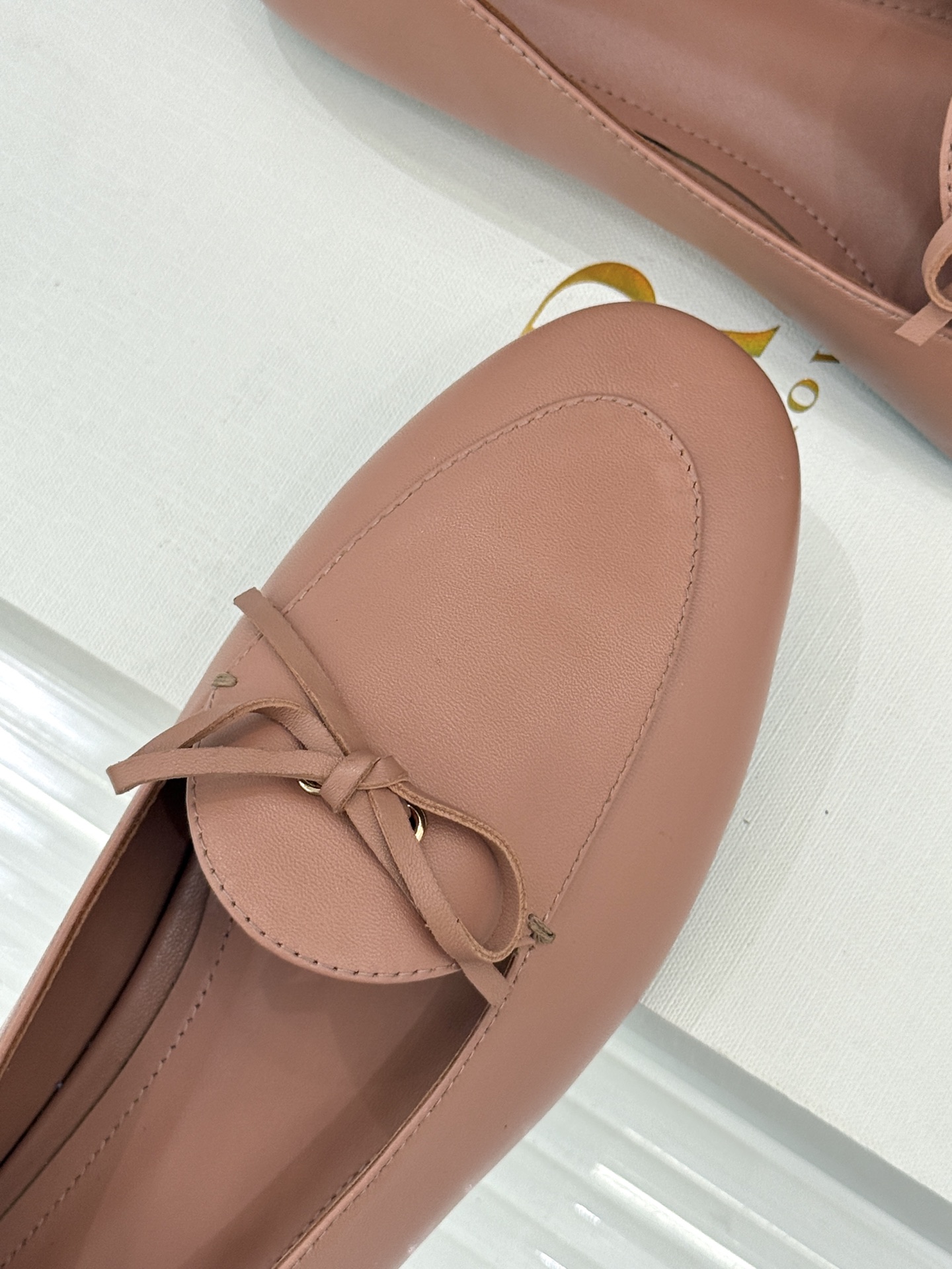 Celine/赛琳26WF新品新款复古蝴蝶结乐福鞋以巴黎左岸的慵懒格调织就老钱衣橱的优雅序章。手工缝制的