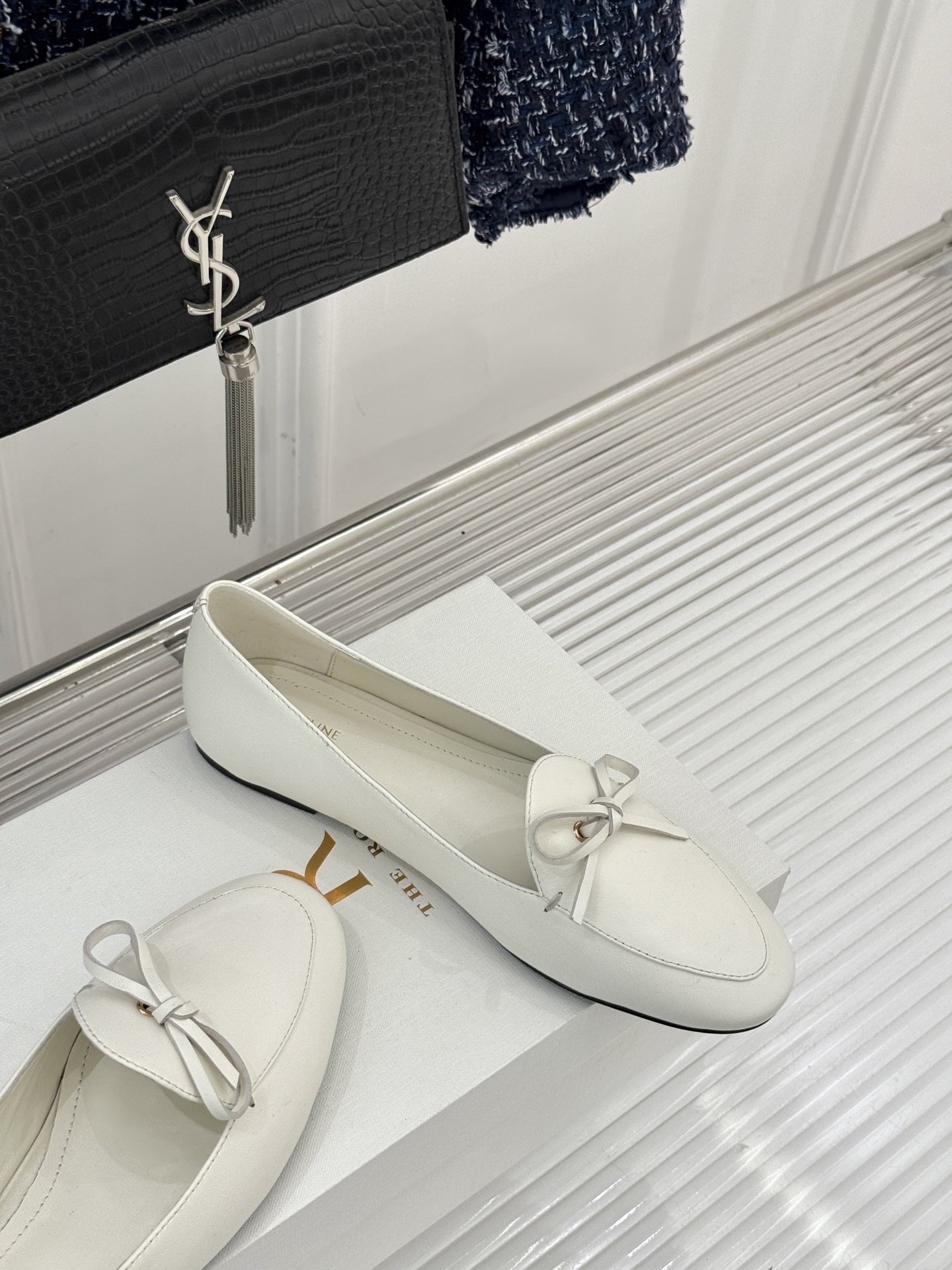 Celine/赛琳26WF新品新款复古蝴蝶结乐福鞋以巴黎左岸的慵懒格调织就老钱衣橱的优雅序章。手工缝制的