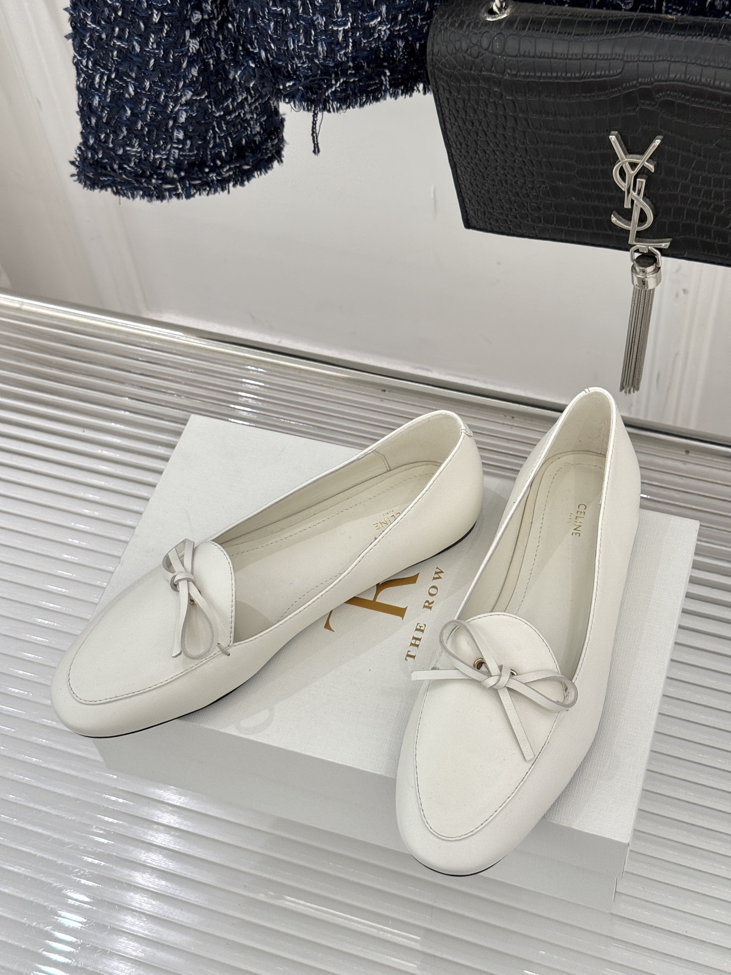 Celine/赛琳26WF新品新款复古蝴蝶结乐福鞋以巴黎左岸的慵懒格调织就老钱衣橱的优雅序章。手工缝制的