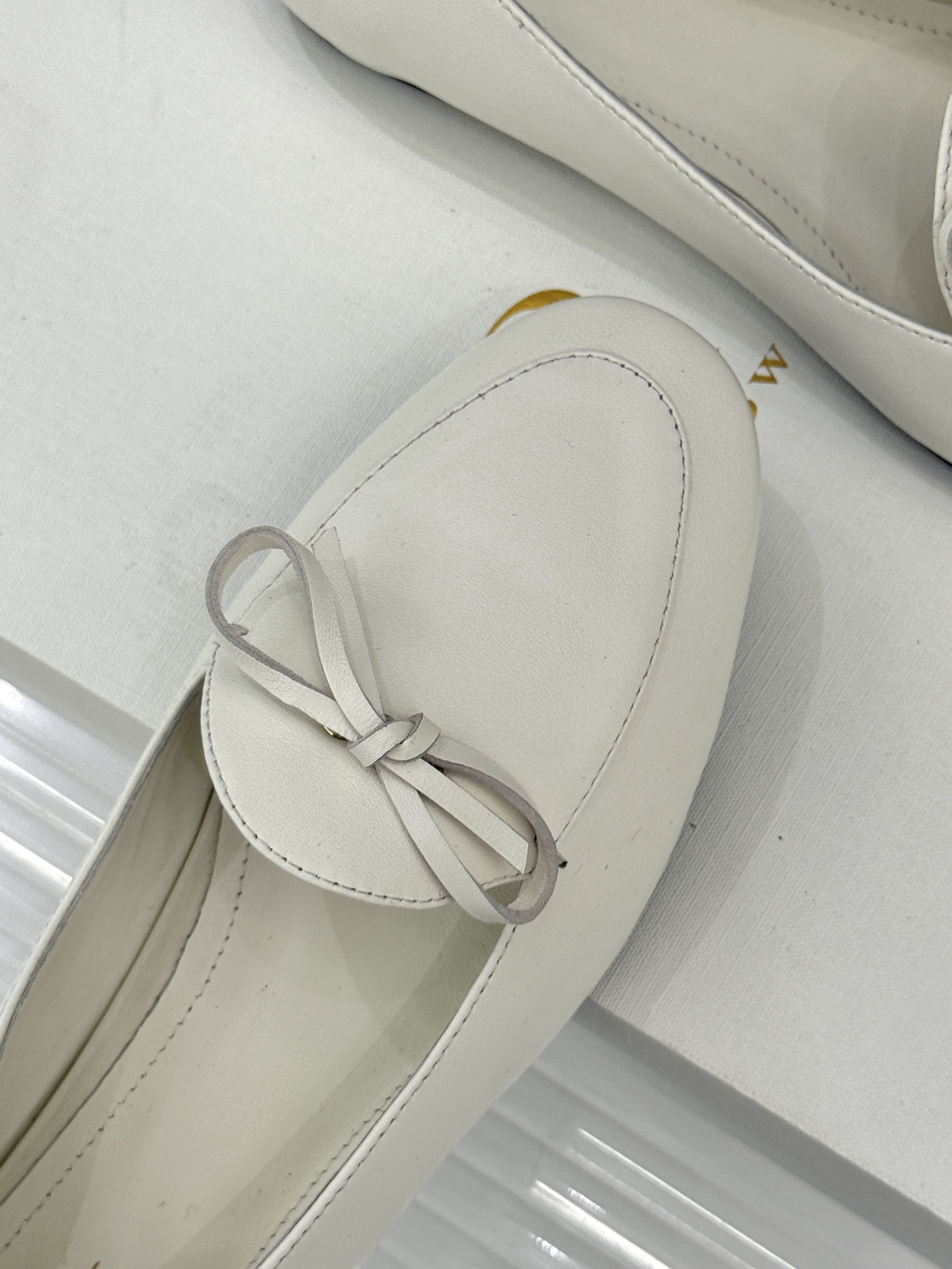 Celine/赛琳26WF新品新款复古蝴蝶结乐福鞋以巴黎左岸的慵懒格调织就老钱衣橱的优雅序章。手工缝制的