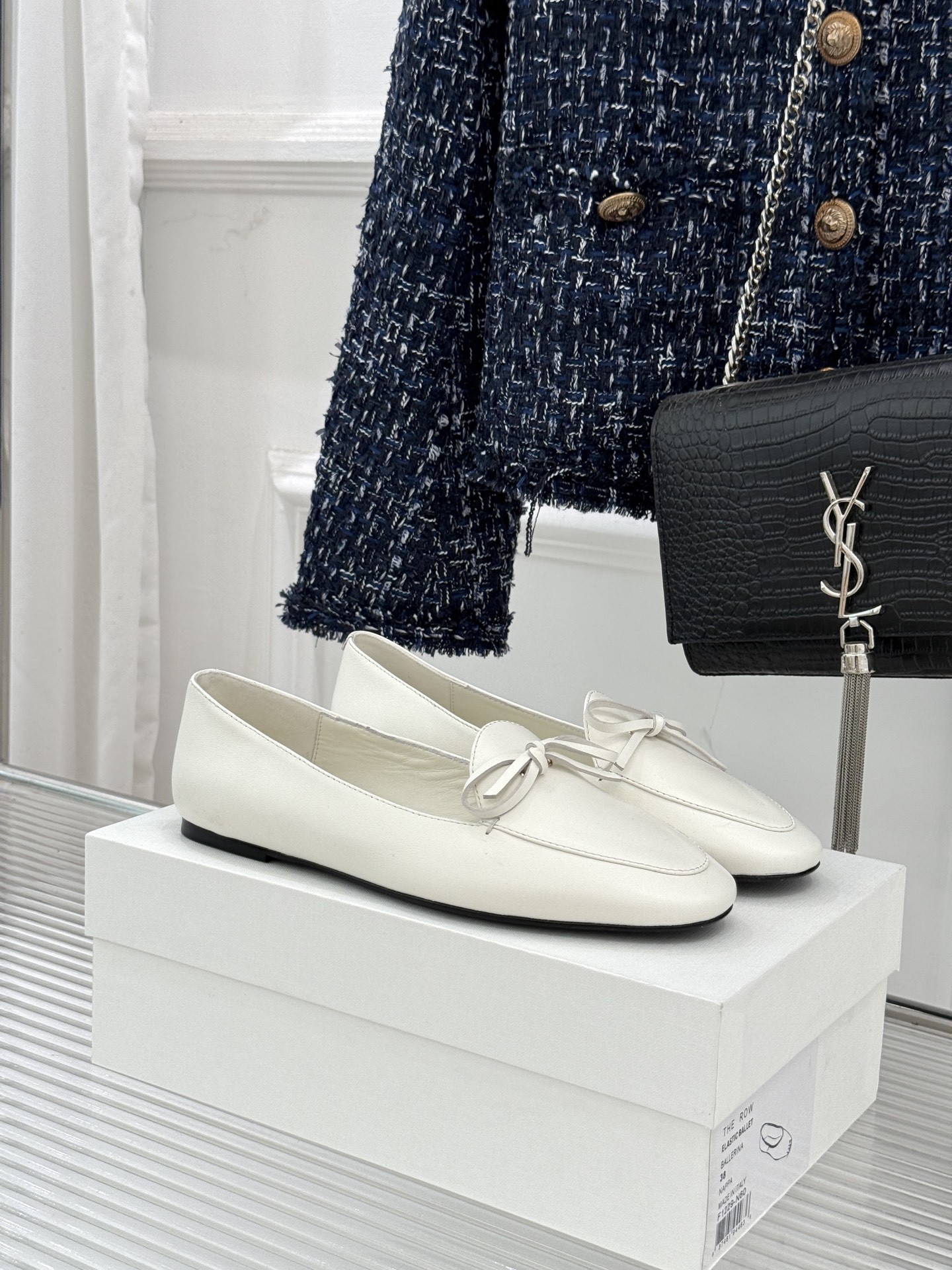 Celine/赛琳26WF新品新款复古蝴蝶结乐福鞋以巴黎左岸的慵懒格调织就老钱衣橱的优雅序章。手工缝制的