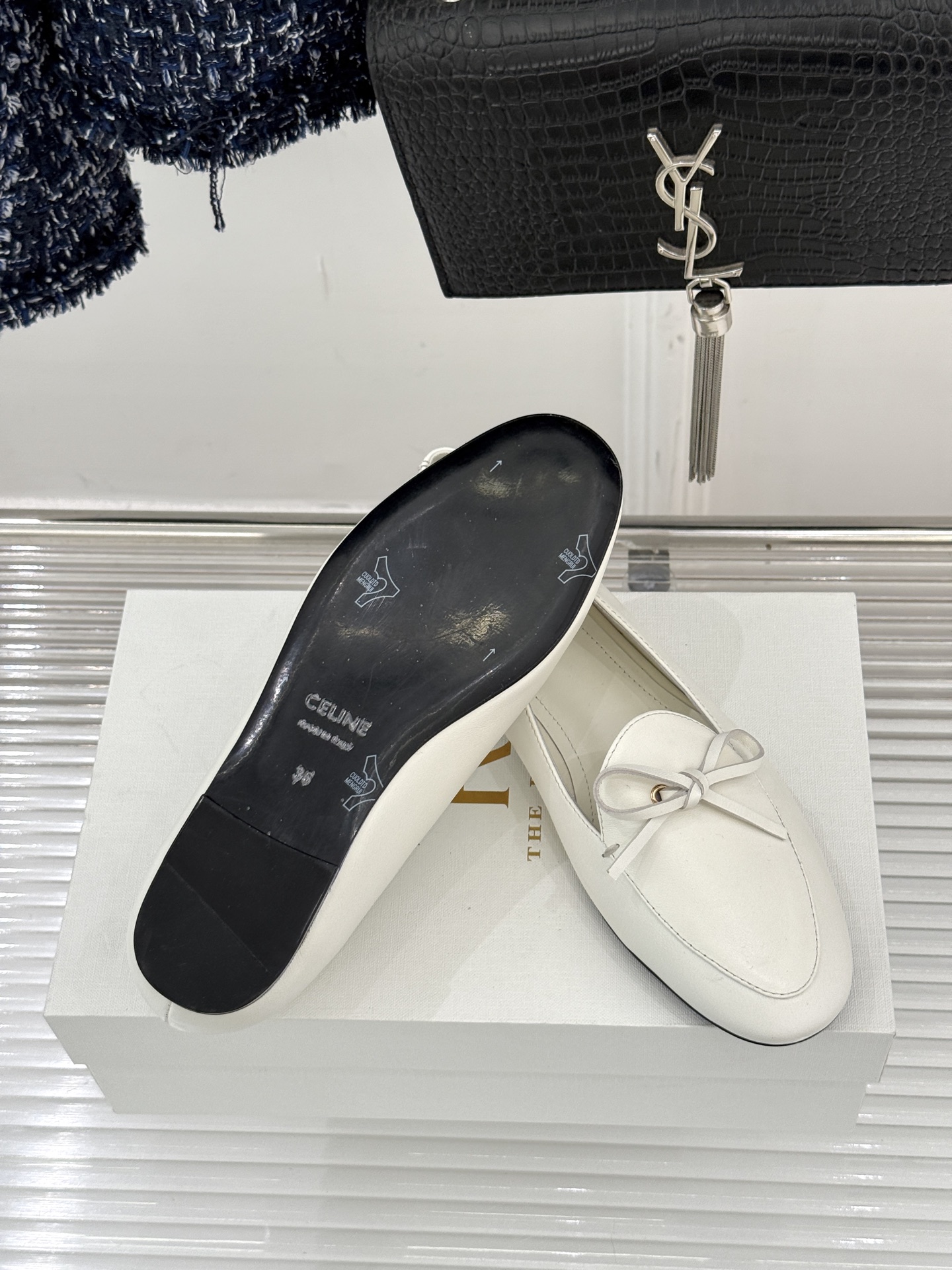 Celine/赛琳26WF新品新款复古蝴蝶结乐福鞋以巴黎左岸的慵懒格调织就老钱衣橱的优雅序章。手工缝制的