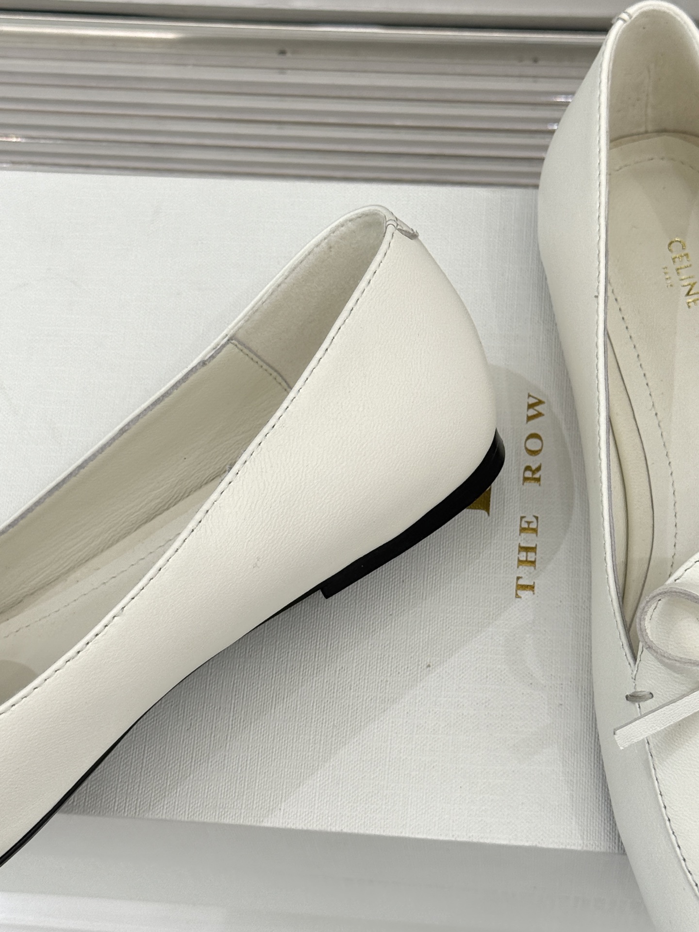 Celine/赛琳26WF新品新款复古蝴蝶结乐福鞋以巴黎左岸的慵懒格调织就老钱衣橱的优雅序章。手工缝制的