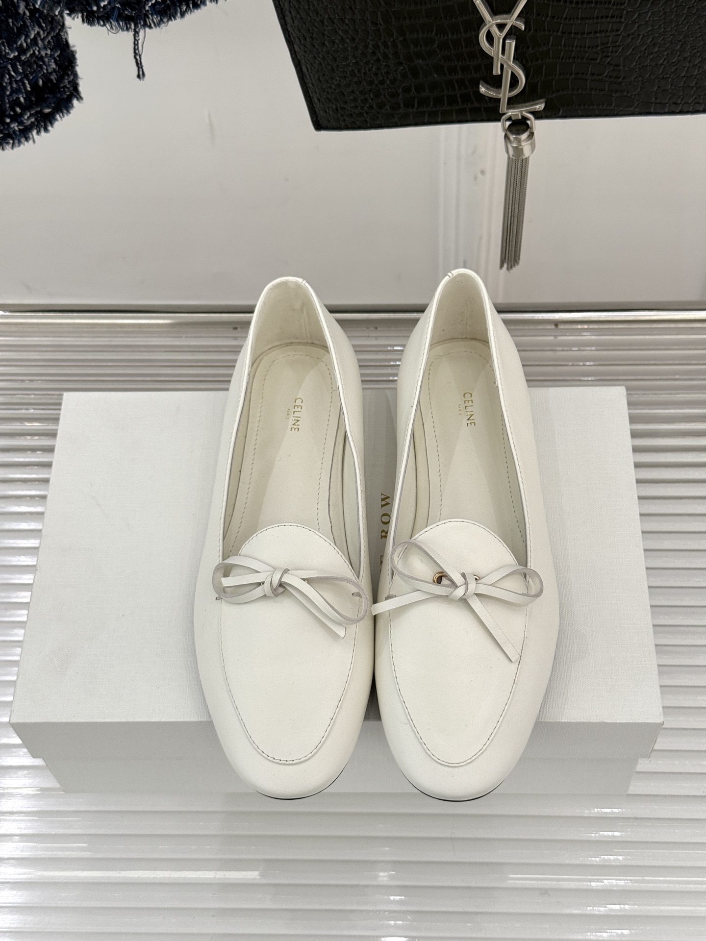 Celine/赛琳26WF新品新款复古蝴蝶结乐福鞋以巴黎左岸的慵懒格调织就老钱衣橱的优雅序章。手工缝制的