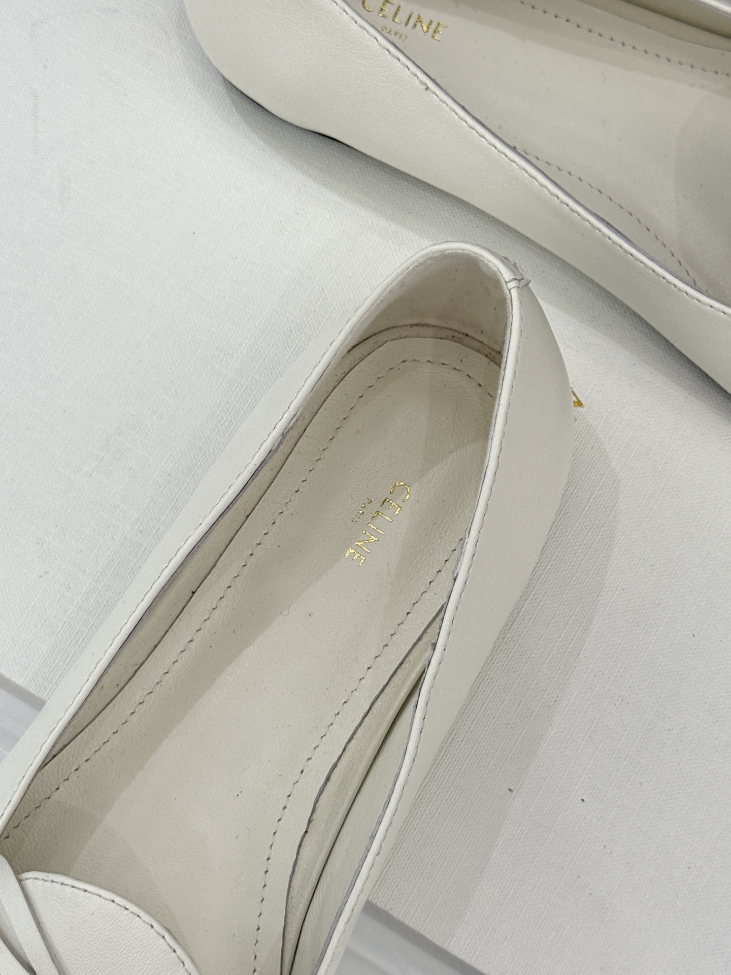 Celine/赛琳26WF新品新款复古蝴蝶结乐福鞋以巴黎左岸的慵懒格调织就老钱衣橱的优雅序章。手工缝制的