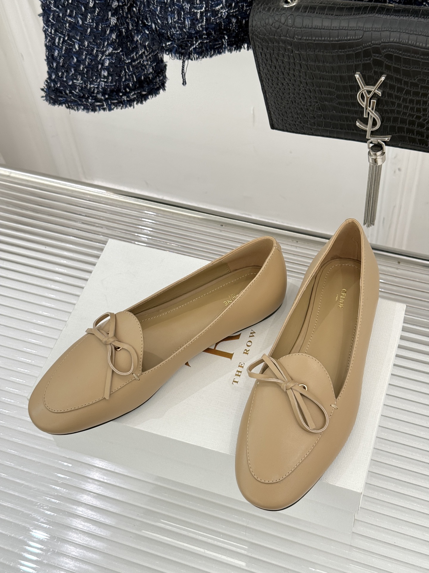 Celine/赛琳26WF新品新款复古蝴蝶结乐福鞋以巴黎左岸的慵懒格调织就老钱衣橱的优雅序章。手工缝制的