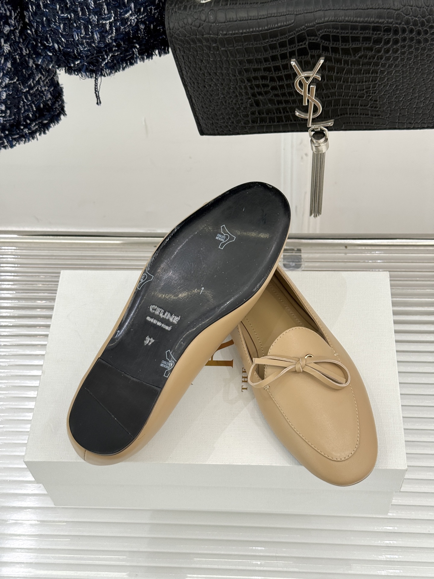 Celine/赛琳26WF新品新款复古蝴蝶结乐福鞋以巴黎左岸的慵懒格调织就老钱衣橱的优雅序章。手工缝制的