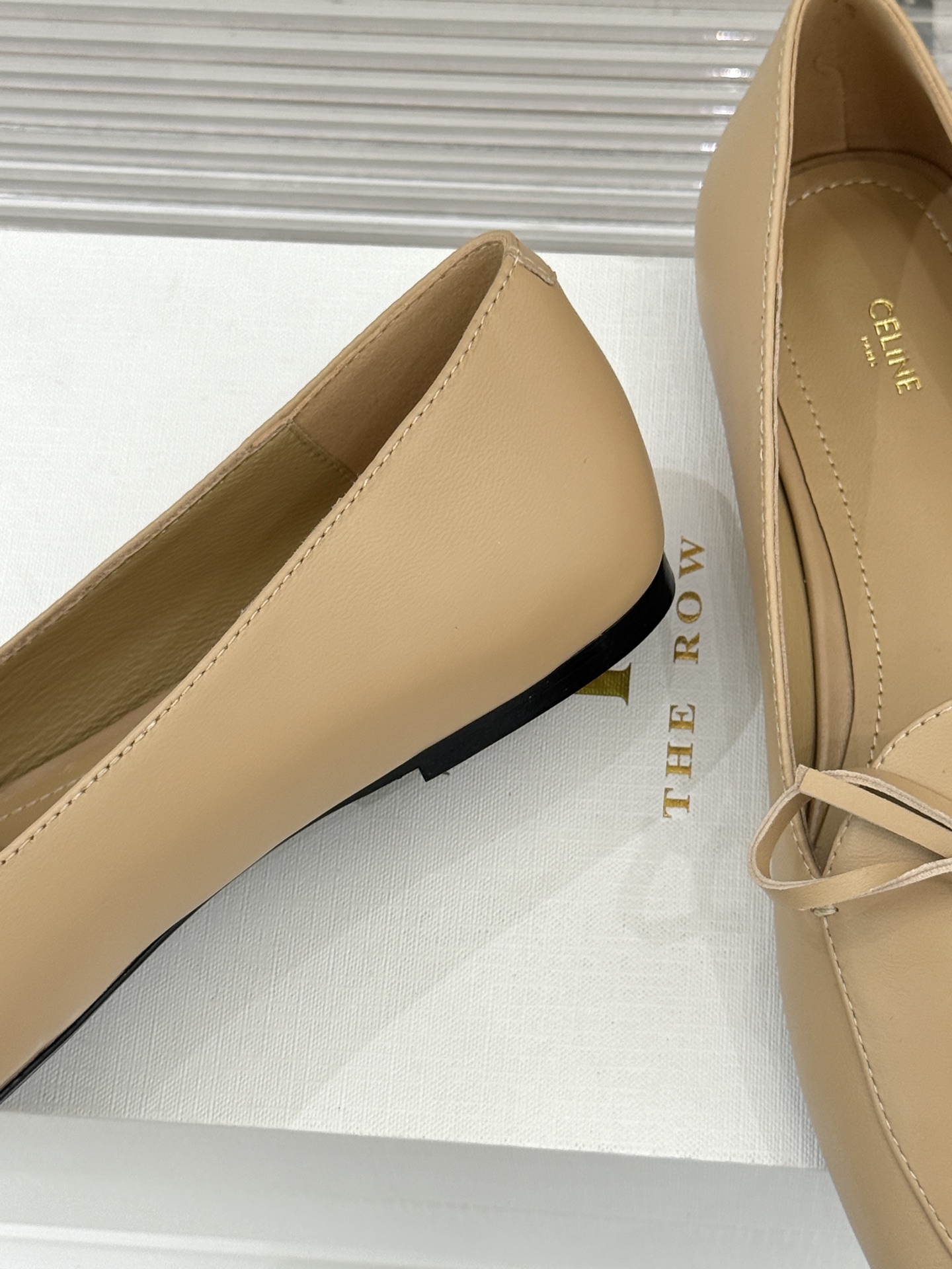 Celine/赛琳26WF新品新款复古蝴蝶结乐福鞋以巴黎左岸的慵懒格调织就老钱衣橱的优雅序章。手工缝制的