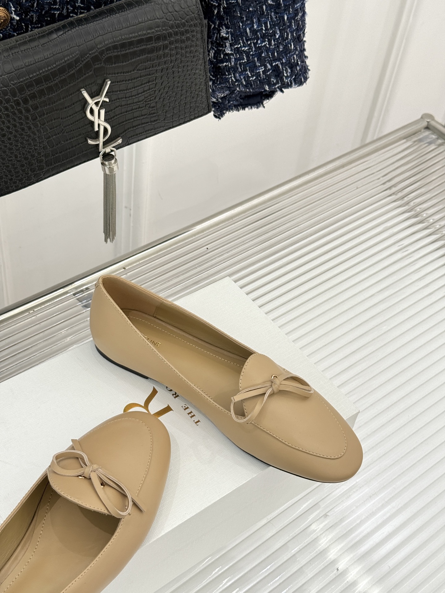 Celine/赛琳26WF新品新款复古蝴蝶结乐福鞋以巴黎左岸的慵懒格调织就老钱衣橱的优雅序章。手工缝制的