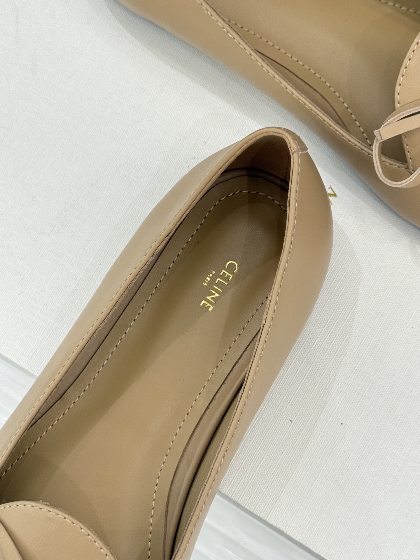 Celine/赛琳26WF新品新款复古蝴蝶结乐福鞋以巴黎左岸的慵懒格调织就老钱衣橱的优雅序章。手工缝制的