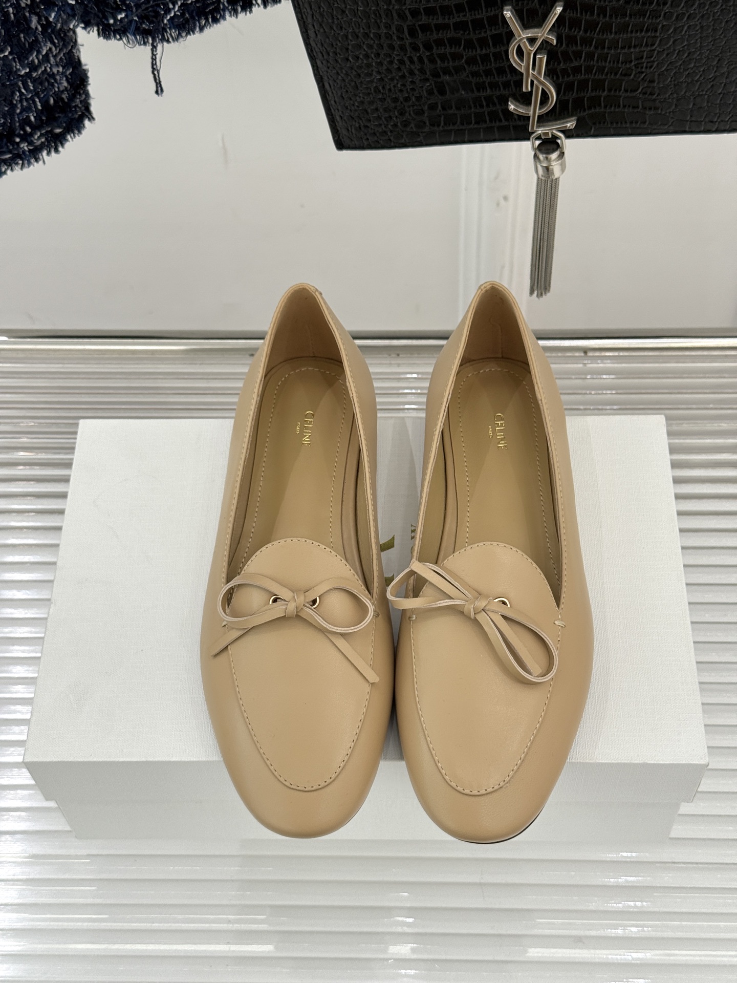 Celine/赛琳26WF新品新款复古蝴蝶结乐福鞋以巴黎左岸的慵懒格调织就老钱衣橱的优雅序章。手工缝制的