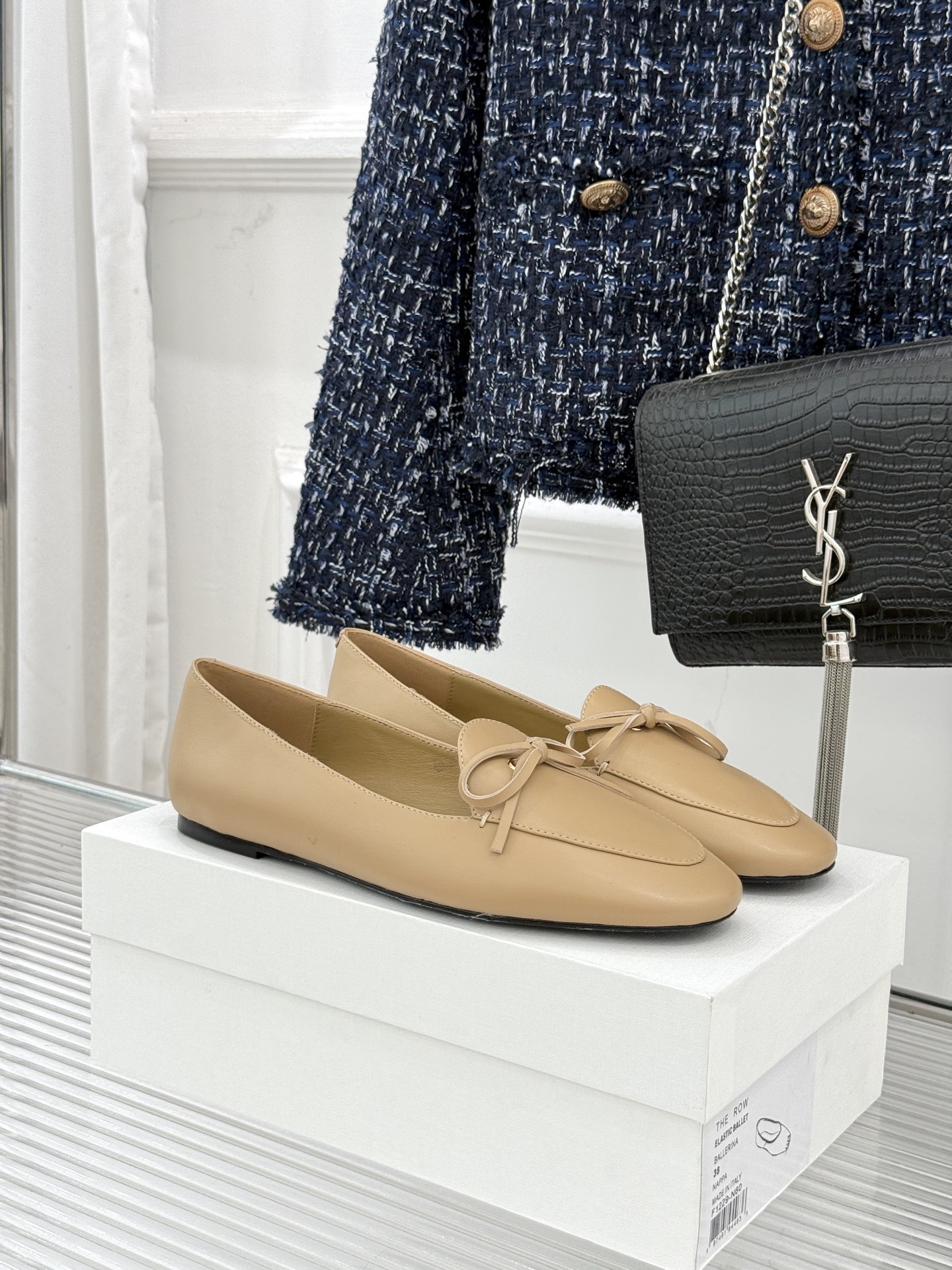 Celine/赛琳26WF新品新款复古蝴蝶结乐福鞋以巴黎左岸的慵懒格调织就老钱衣橱的优雅序章。手工缝制的