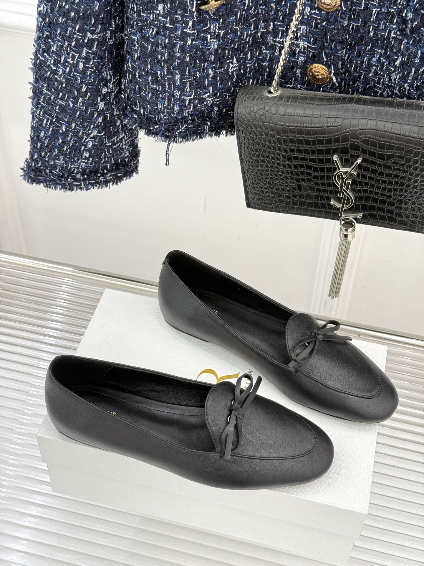 Celine/赛琳26WF新品新款复古蝴蝶结乐福鞋以巴黎左岸的慵懒格调织就老钱衣橱的优雅序章。手工缝制的