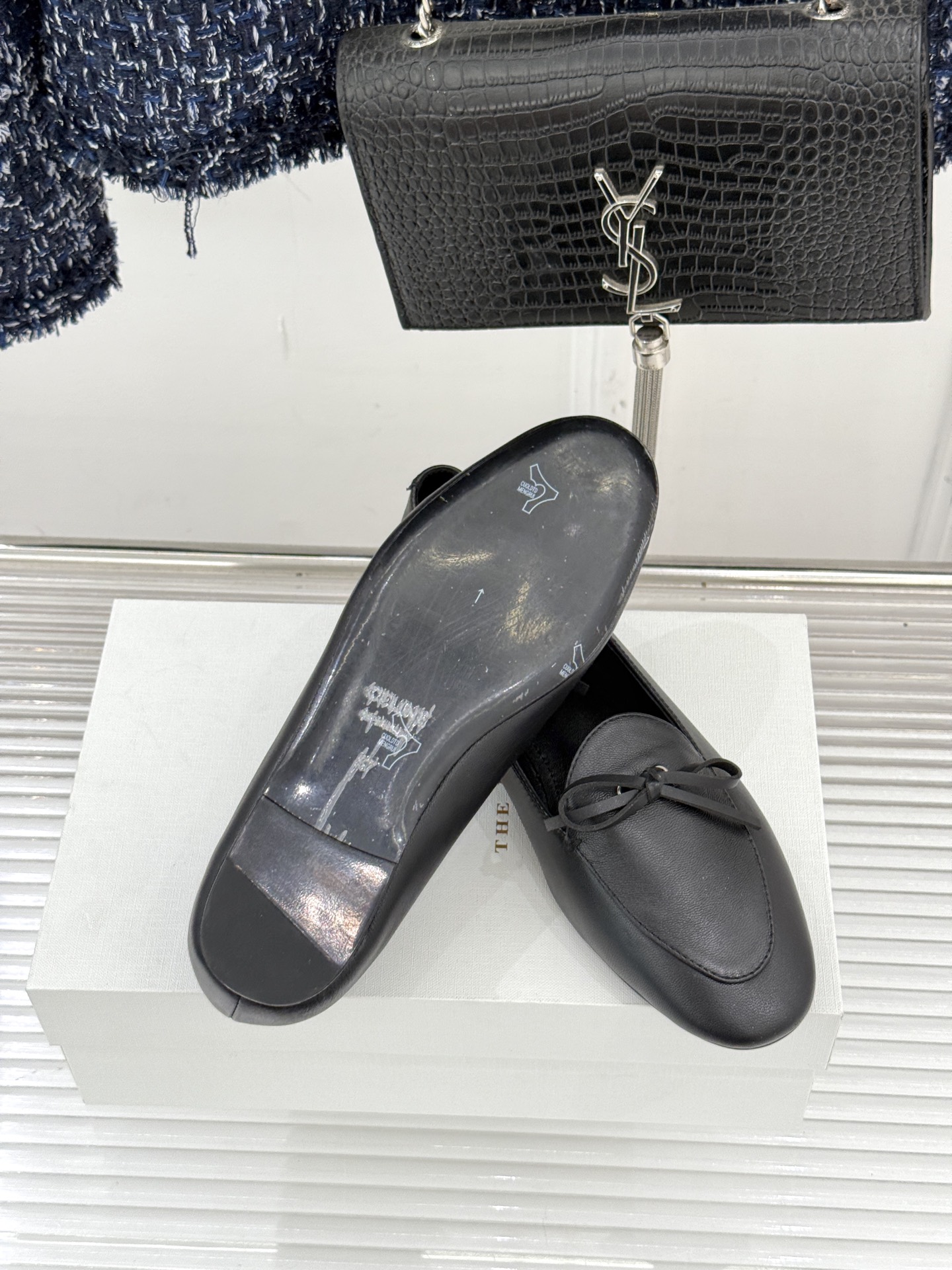 Celine/赛琳26WF新品新款复古蝴蝶结乐福鞋以巴黎左岸的慵懒格调织就老钱衣橱的优雅序章。手工缝制的