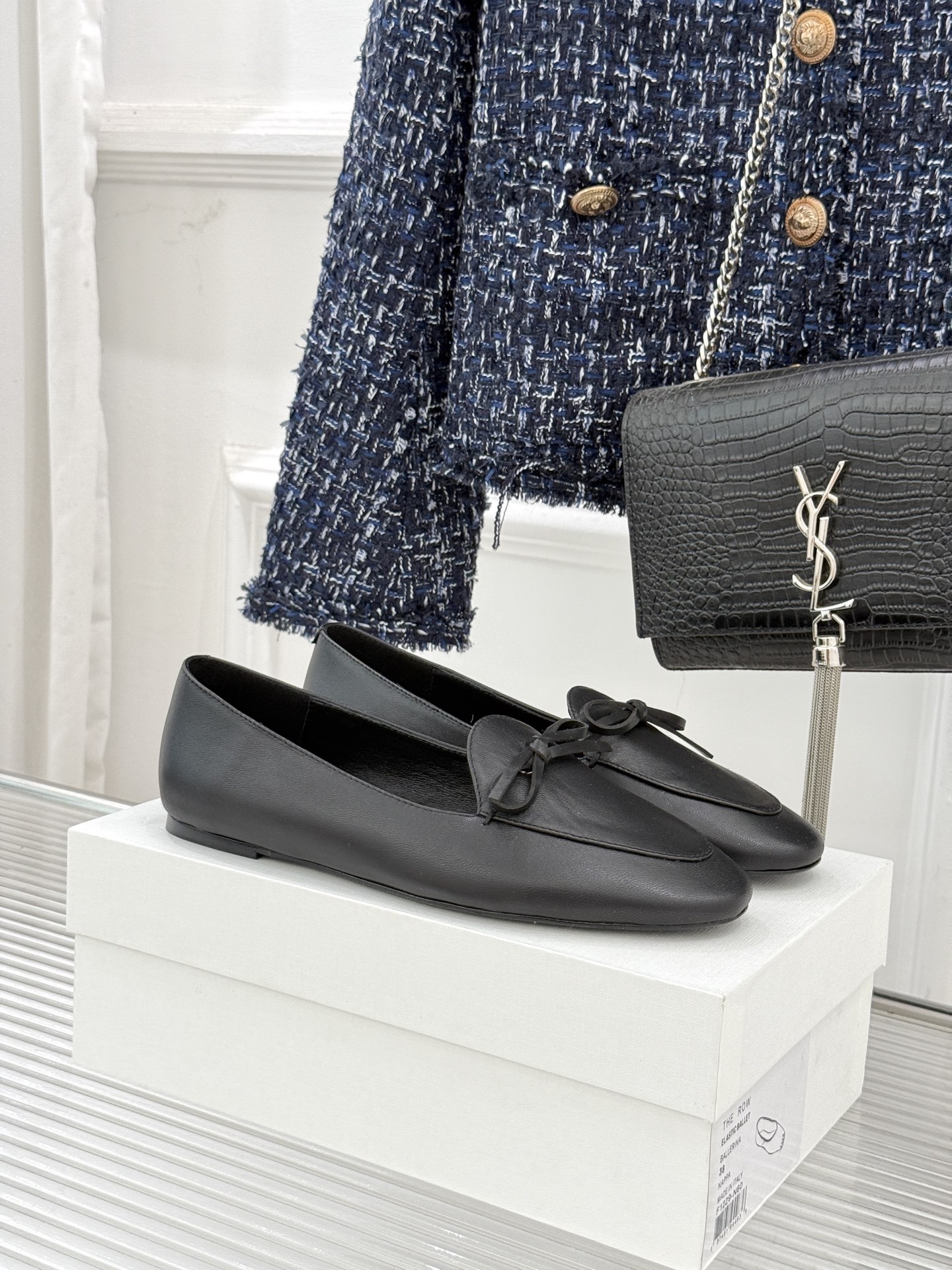 Celine/赛琳26WF新品新款复古蝴蝶结乐福鞋以巴黎左岸的慵懒格调织就老钱衣橱的优雅序章。手工缝制的