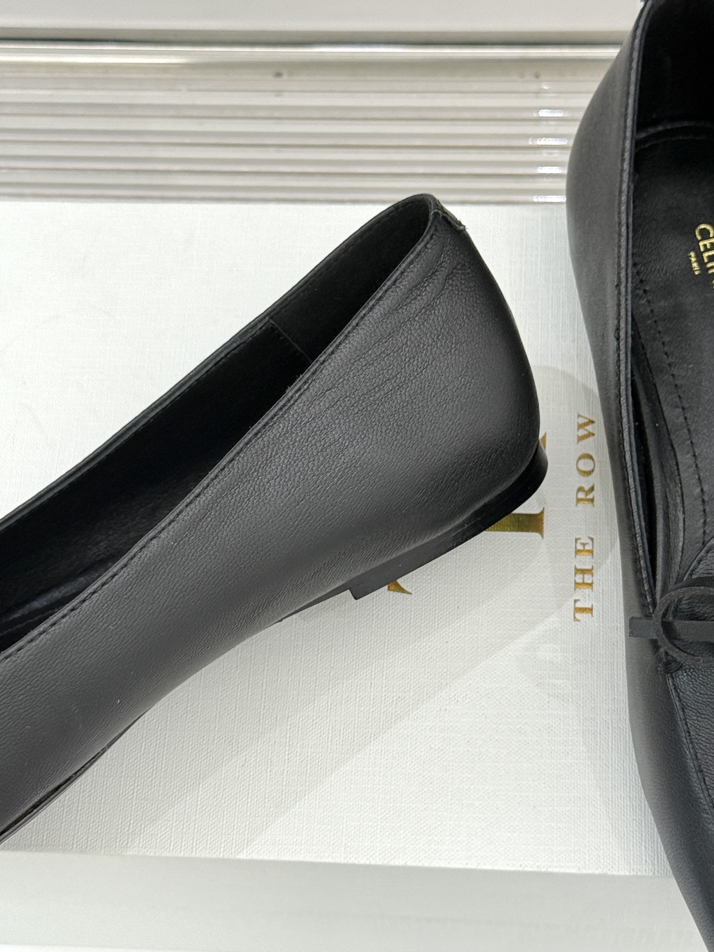 Celine/赛琳26WF新品新款复古蝴蝶结乐福鞋以巴黎左岸的慵懒格调织就老钱衣橱的优雅序章。手工缝制的