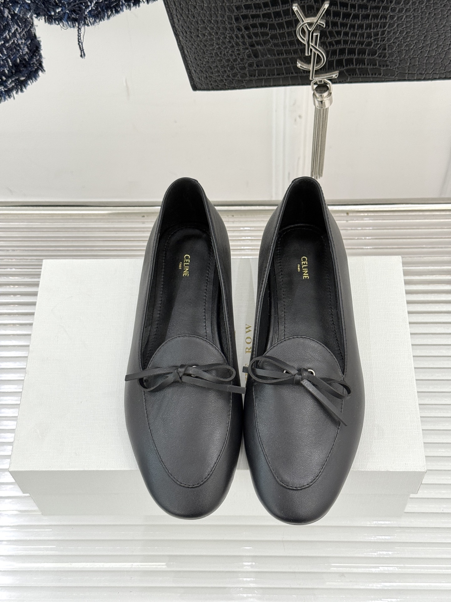 Celine/赛琳26WF新品新款复古蝴蝶结乐福鞋以巴黎左岸的慵懒格调织就老钱衣橱的优雅序章。手工缝制的