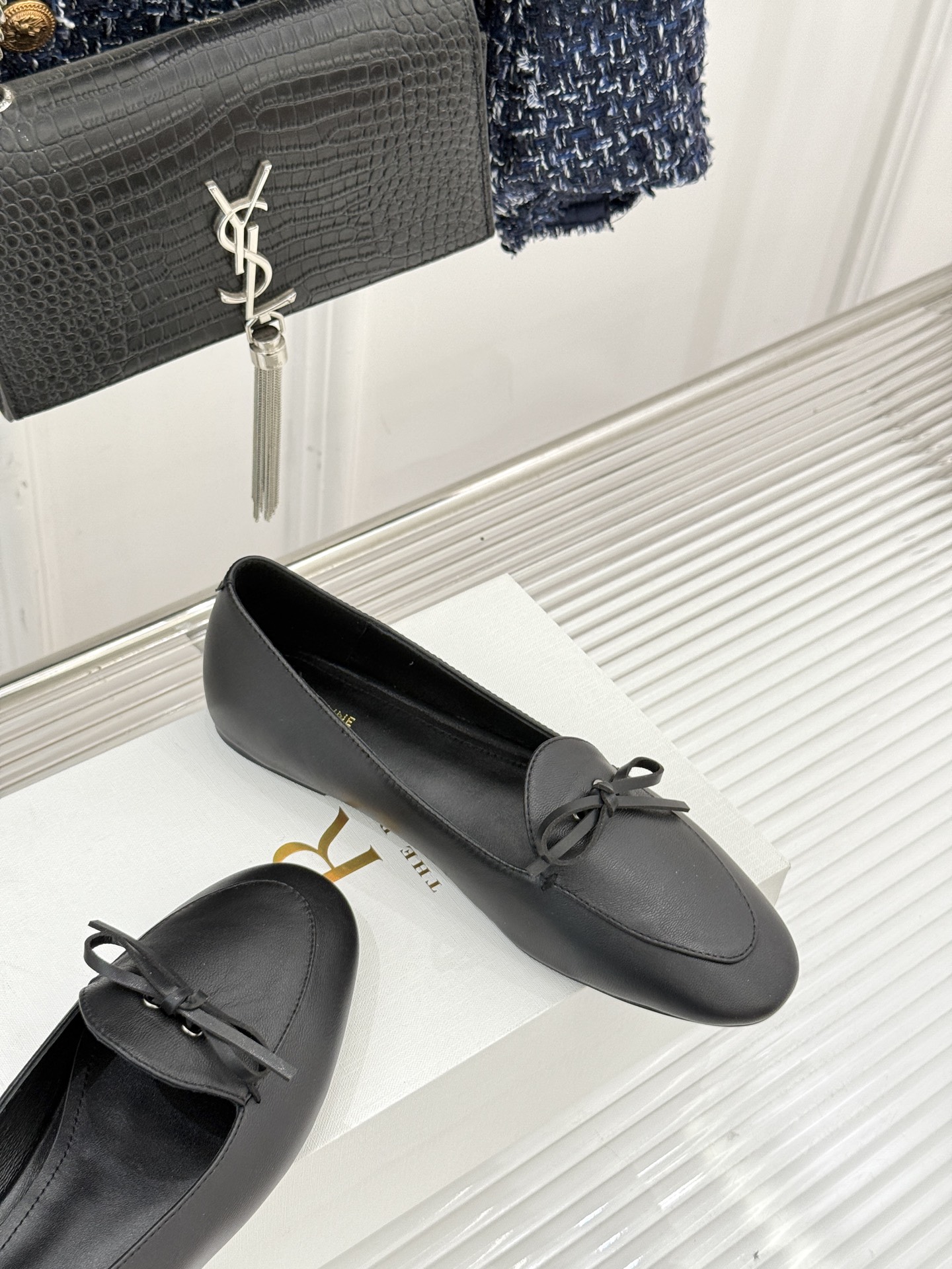 Celine/赛琳26WF新品新款复古蝴蝶结乐福鞋以巴黎左岸的慵懒格调织就老钱衣橱的优雅序章。手工缝制的