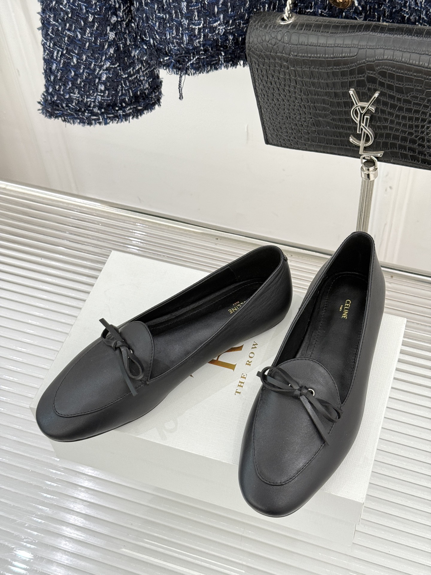 Celine/赛琳26WF新品新款复古蝴蝶结乐福鞋以巴黎左岸的慵懒格调织就老钱衣橱的优雅序章。手工缝制的