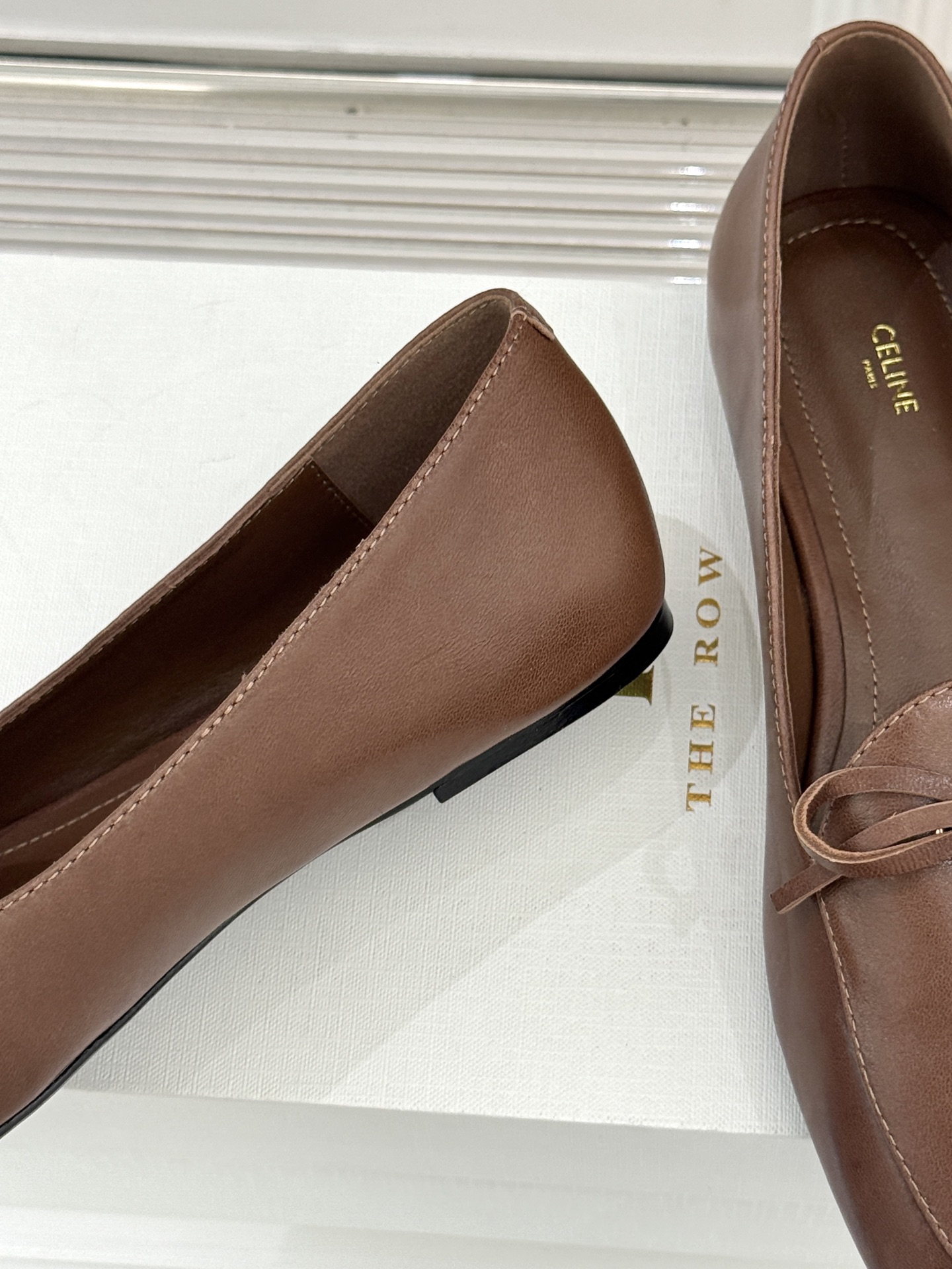 Celine/赛琳26WF新品新款复古蝴蝶结乐福鞋以巴黎左岸的慵懒格调织就老钱衣橱的优雅序章。手工缝制的