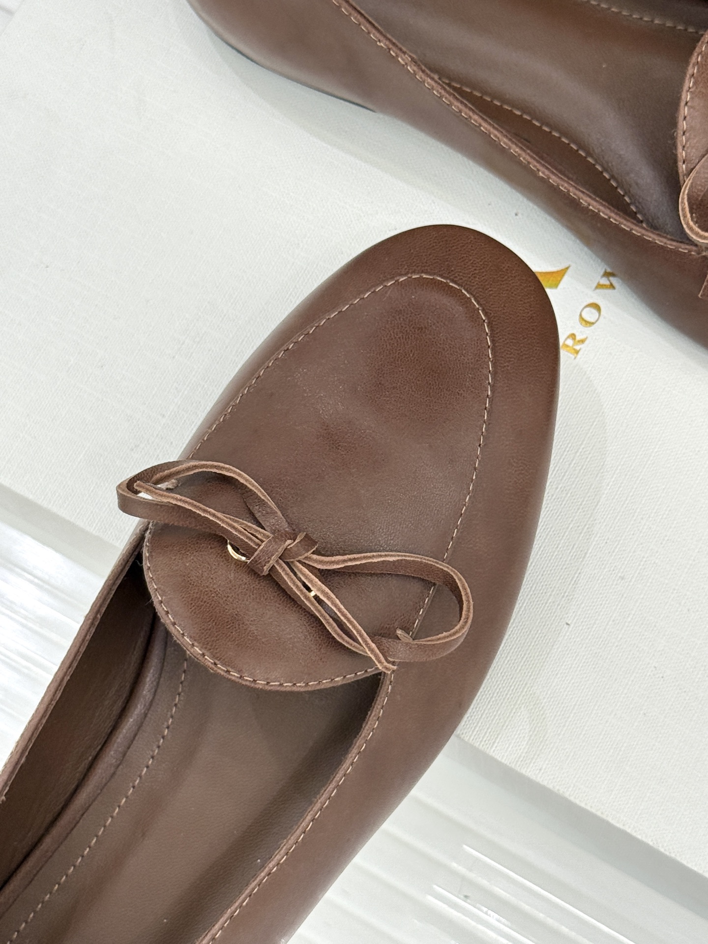 Celine/赛琳26WF新品新款复古蝴蝶结乐福鞋以巴黎左岸的慵懒格调织就老钱衣橱的优雅序章。手工缝制的