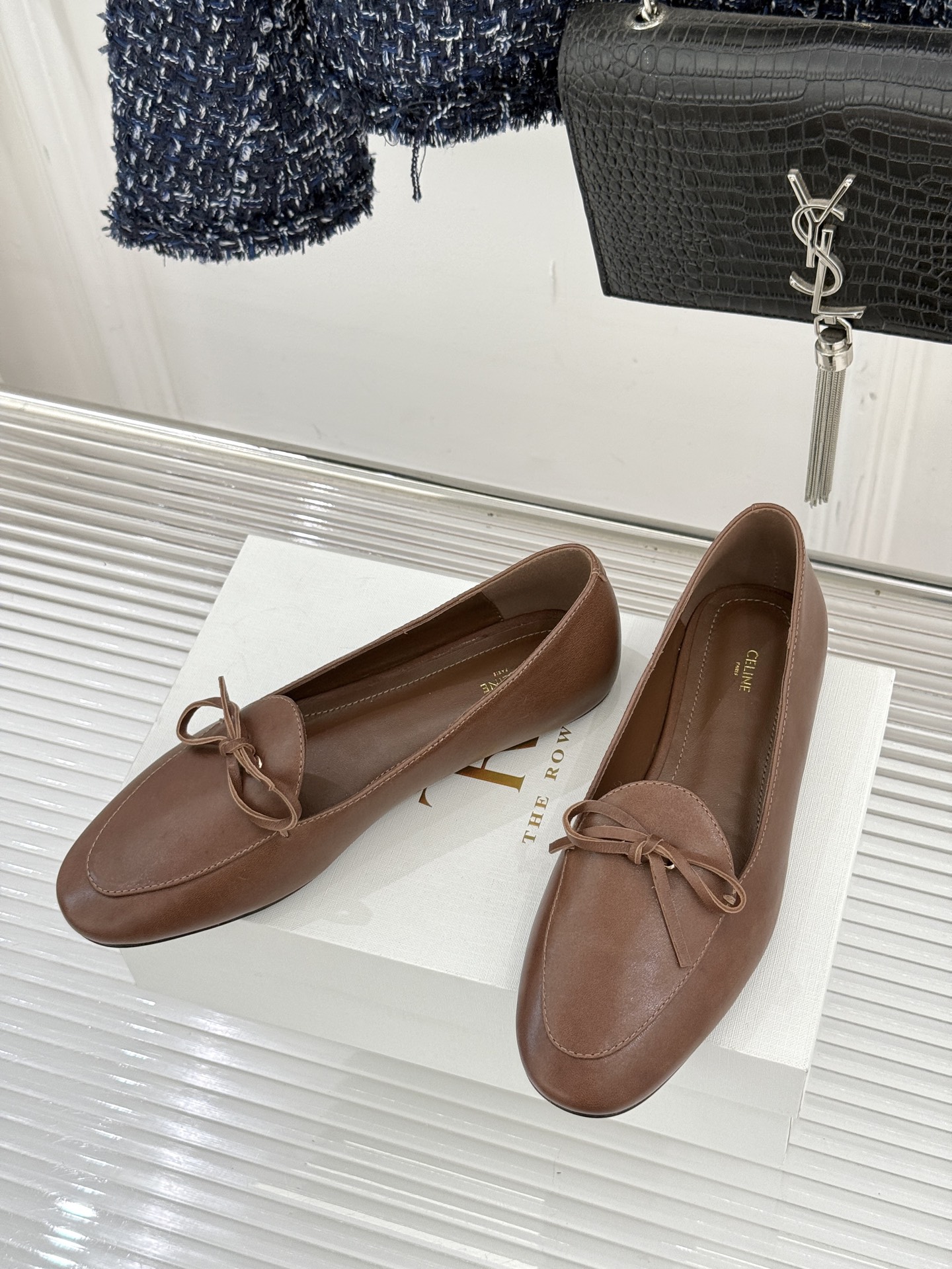 Celine/赛琳26WF新品新款复古蝴蝶结乐福鞋以巴黎左岸的慵懒格调织就老钱衣橱的优雅序章。手工缝制的