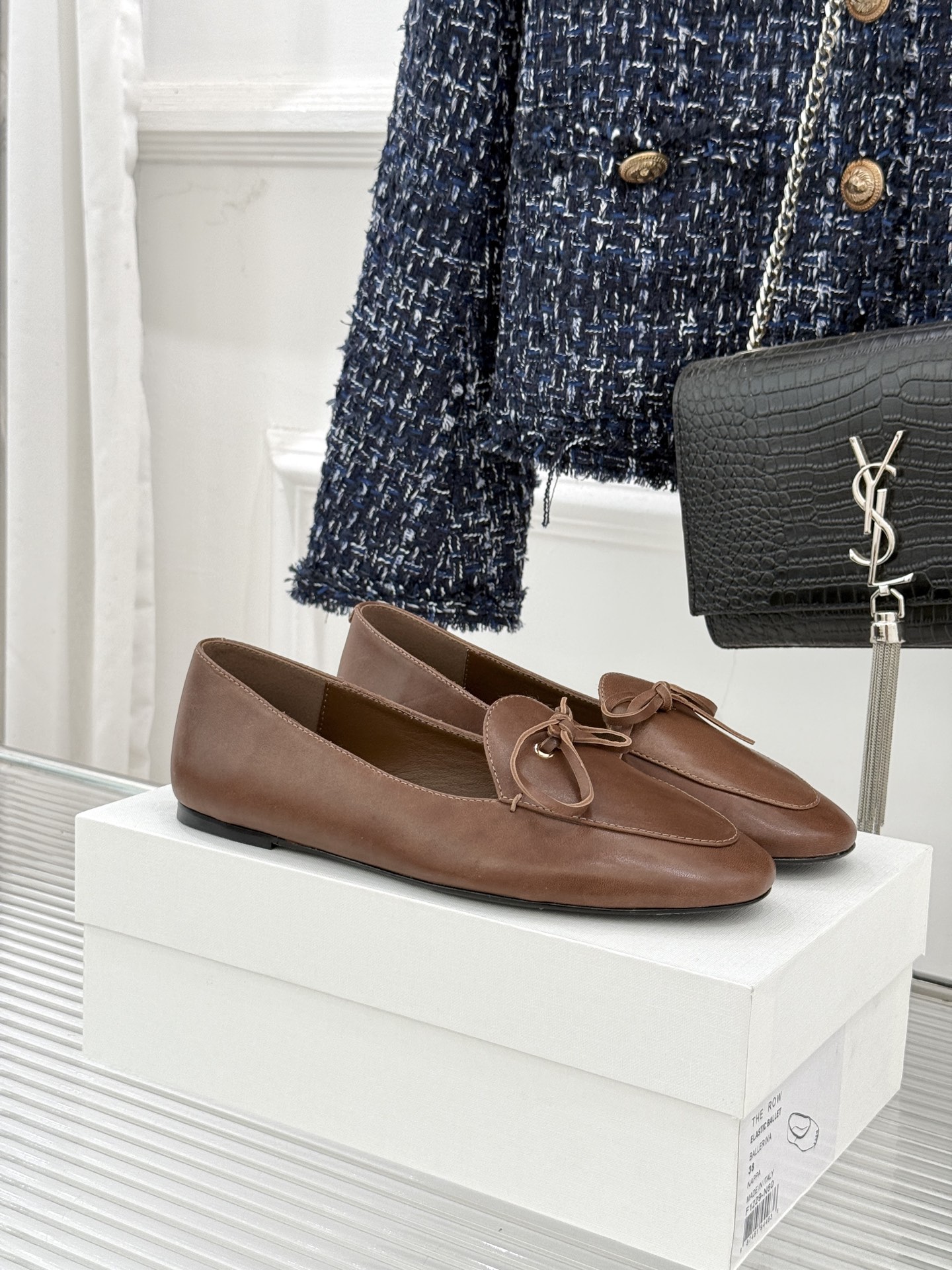 Celine/赛琳26WF新品新款复古蝴蝶结乐福鞋以巴黎左岸的慵懒格调织就老钱衣橱的优雅序章。手工缝制的