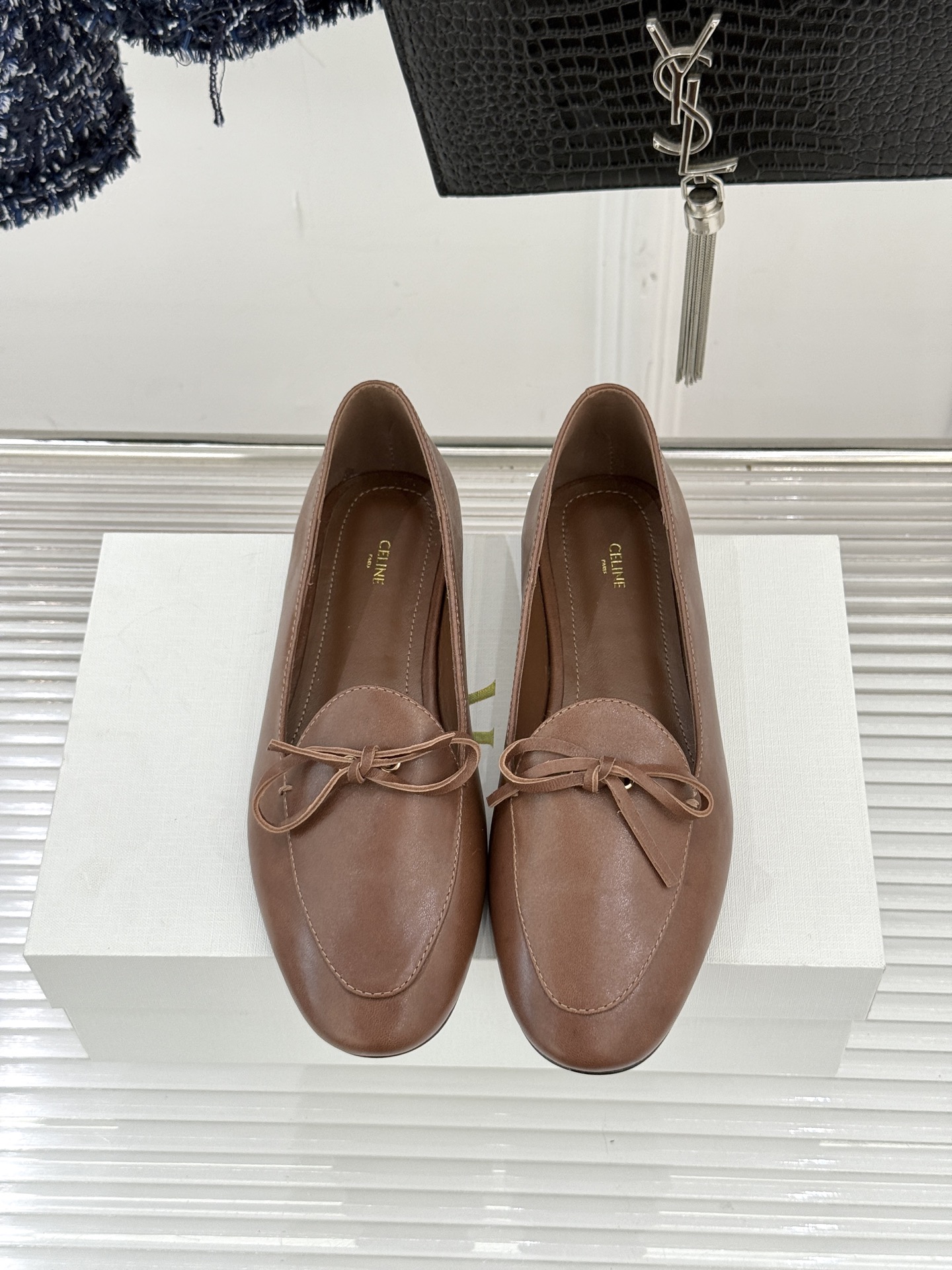 Celine/赛琳26WF新品新款复古蝴蝶结乐福鞋以巴黎左岸的慵懒格调织就老钱衣橱的优雅序章。手工缝制的