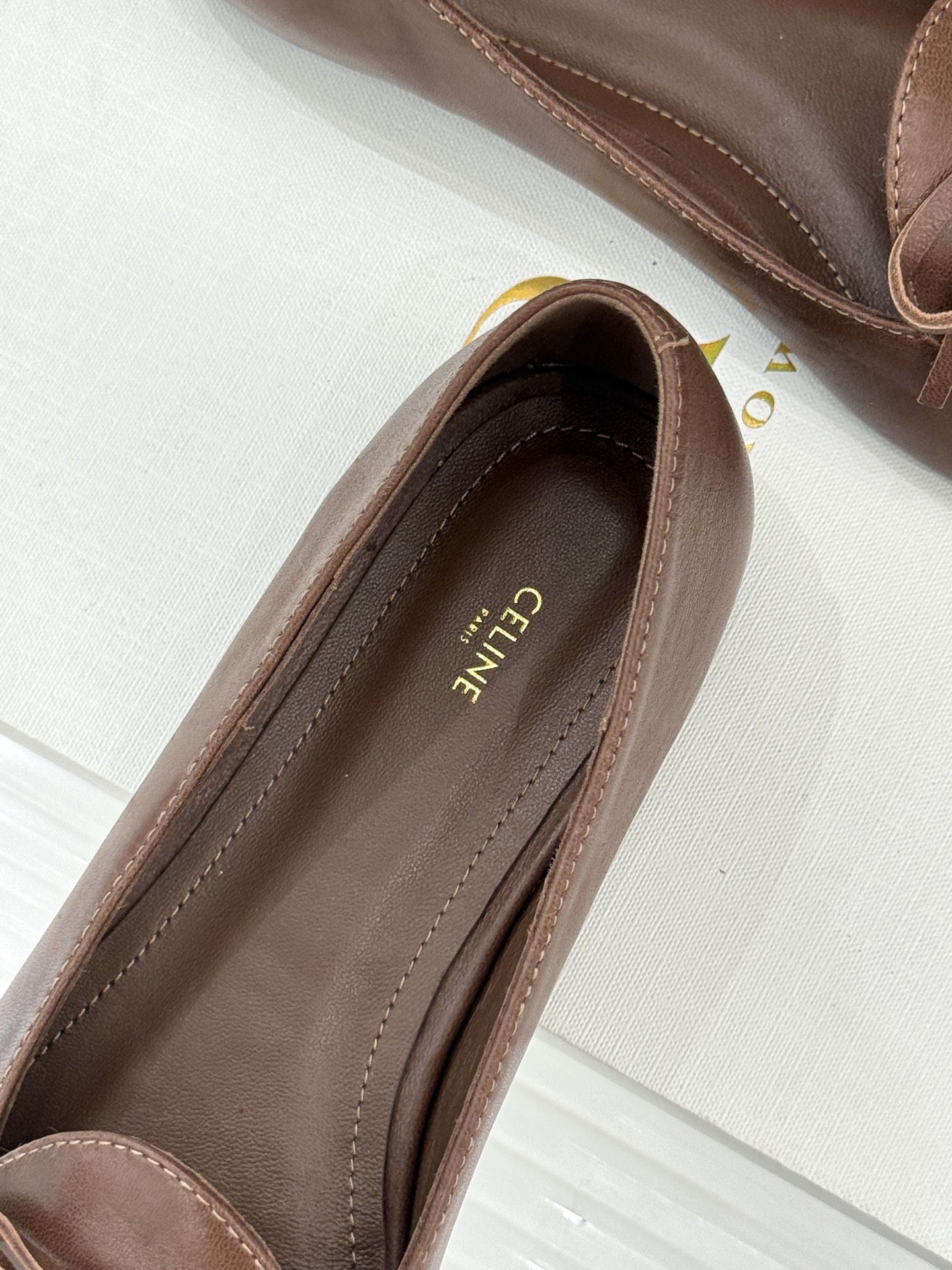 Celine/赛琳26WF新品新款复古蝴蝶结乐福鞋以巴黎左岸的慵懒格调织就老钱衣橱的优雅序章。手工缝制的