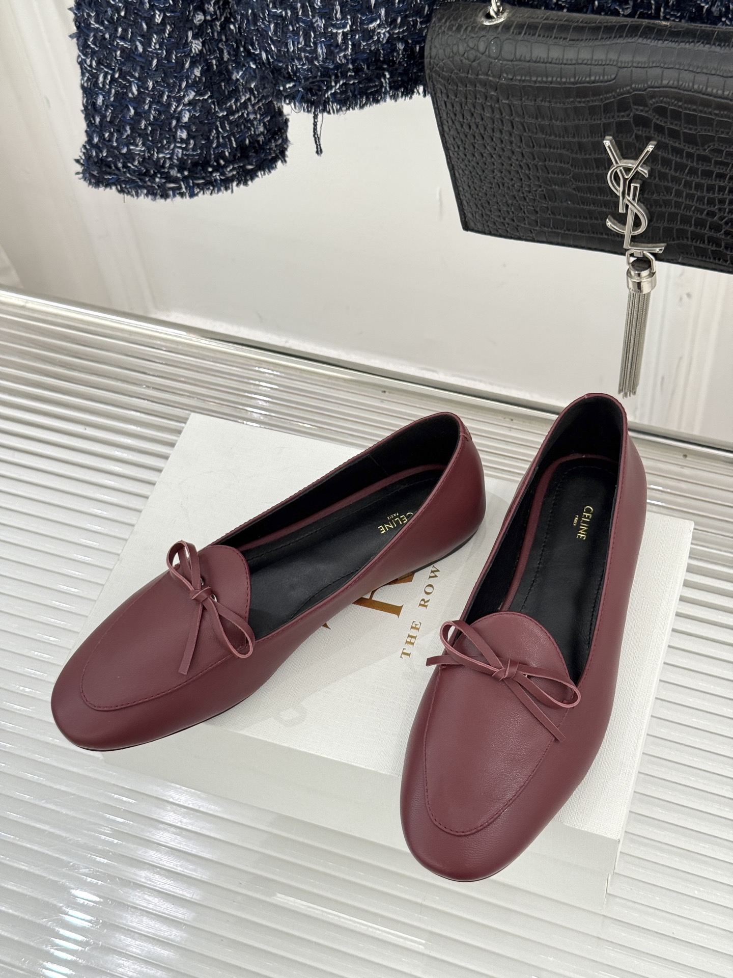 Celine/赛琳26WF新品新款复古蝴蝶结乐福鞋以巴黎左岸的慵懒格调织就老钱衣橱的优雅序章。手工缝制的