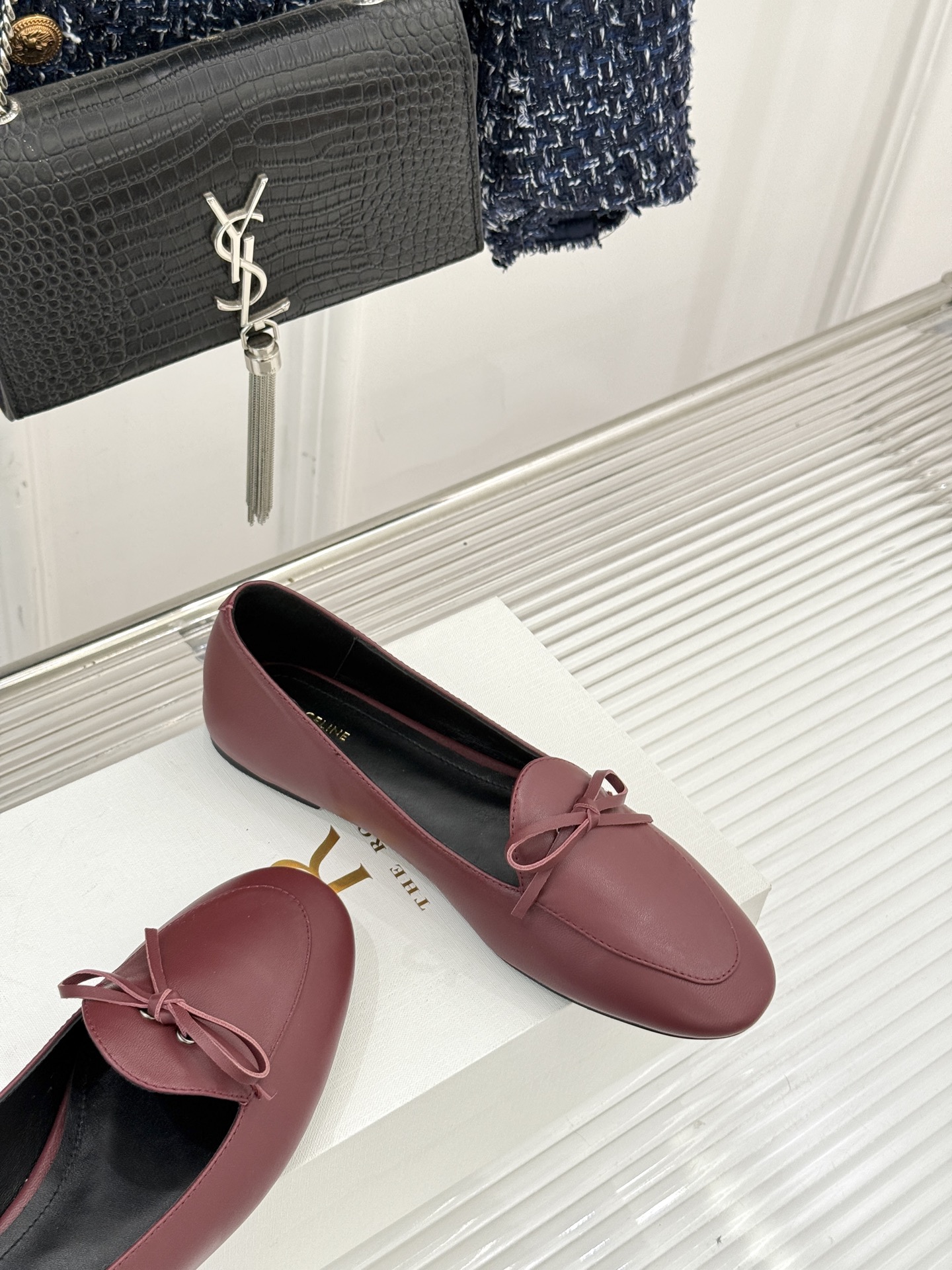 Celine/赛琳26WF新品新款复古蝴蝶结乐福鞋以巴黎左岸的慵懒格调织就老钱衣橱的优雅序章。手工缝制的