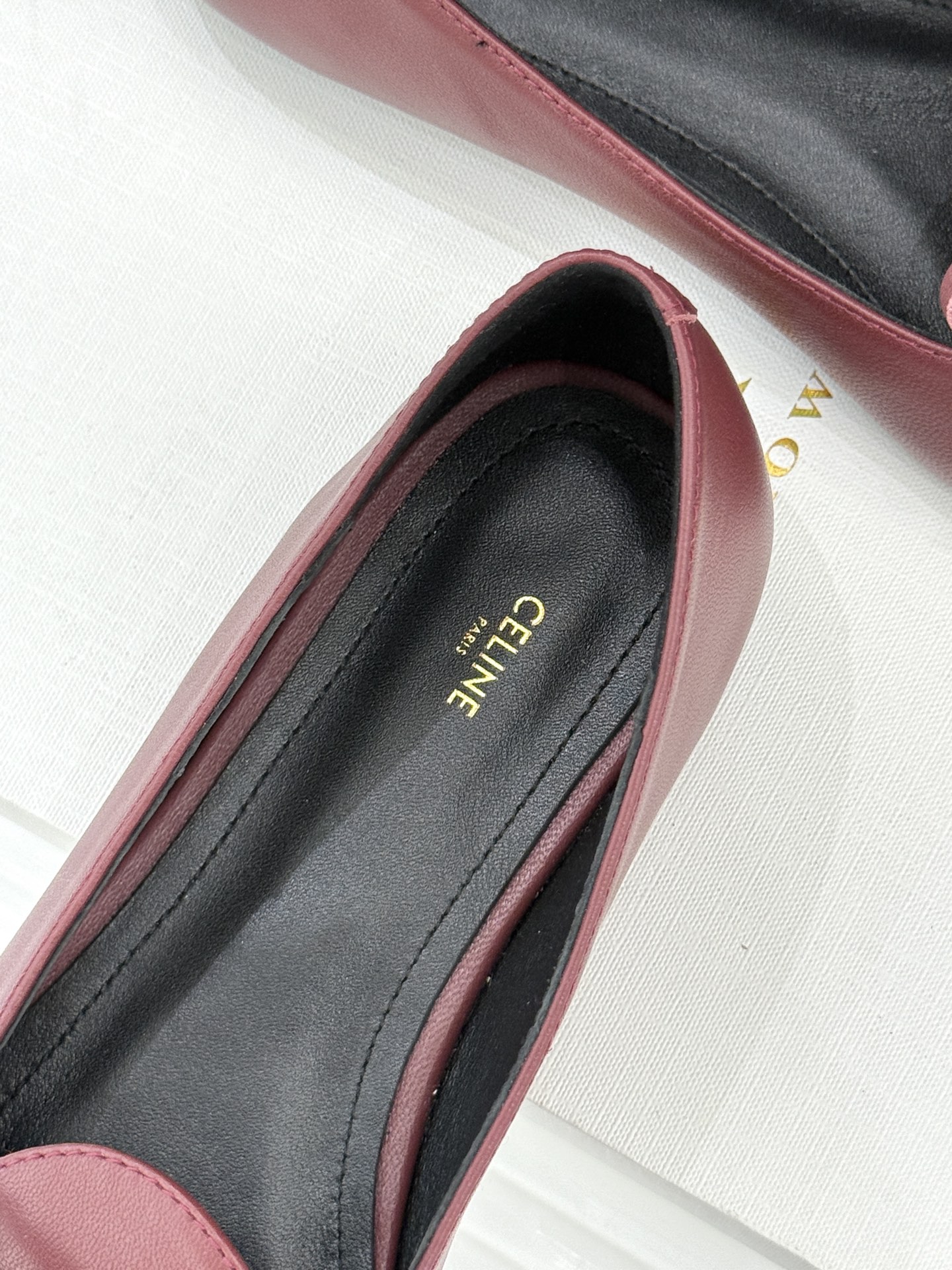 Celine/赛琳26WF新品新款复古蝴蝶结乐福鞋以巴黎左岸的慵懒格调织就老钱衣橱的优雅序章。手工缝制的