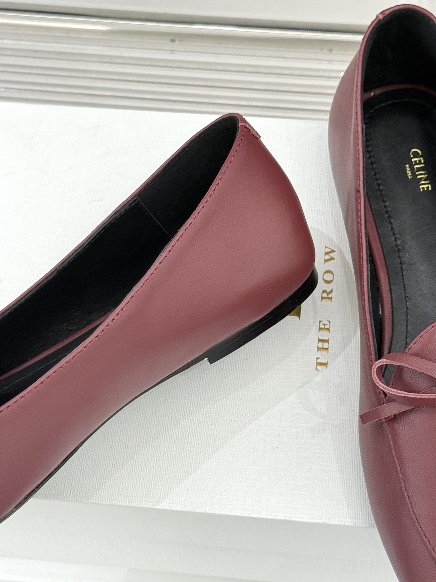 Celine/赛琳26WF新品新款复古蝴蝶结乐福鞋以巴黎左岸的慵懒格调织就老钱衣橱的优雅序章。手工缝制的