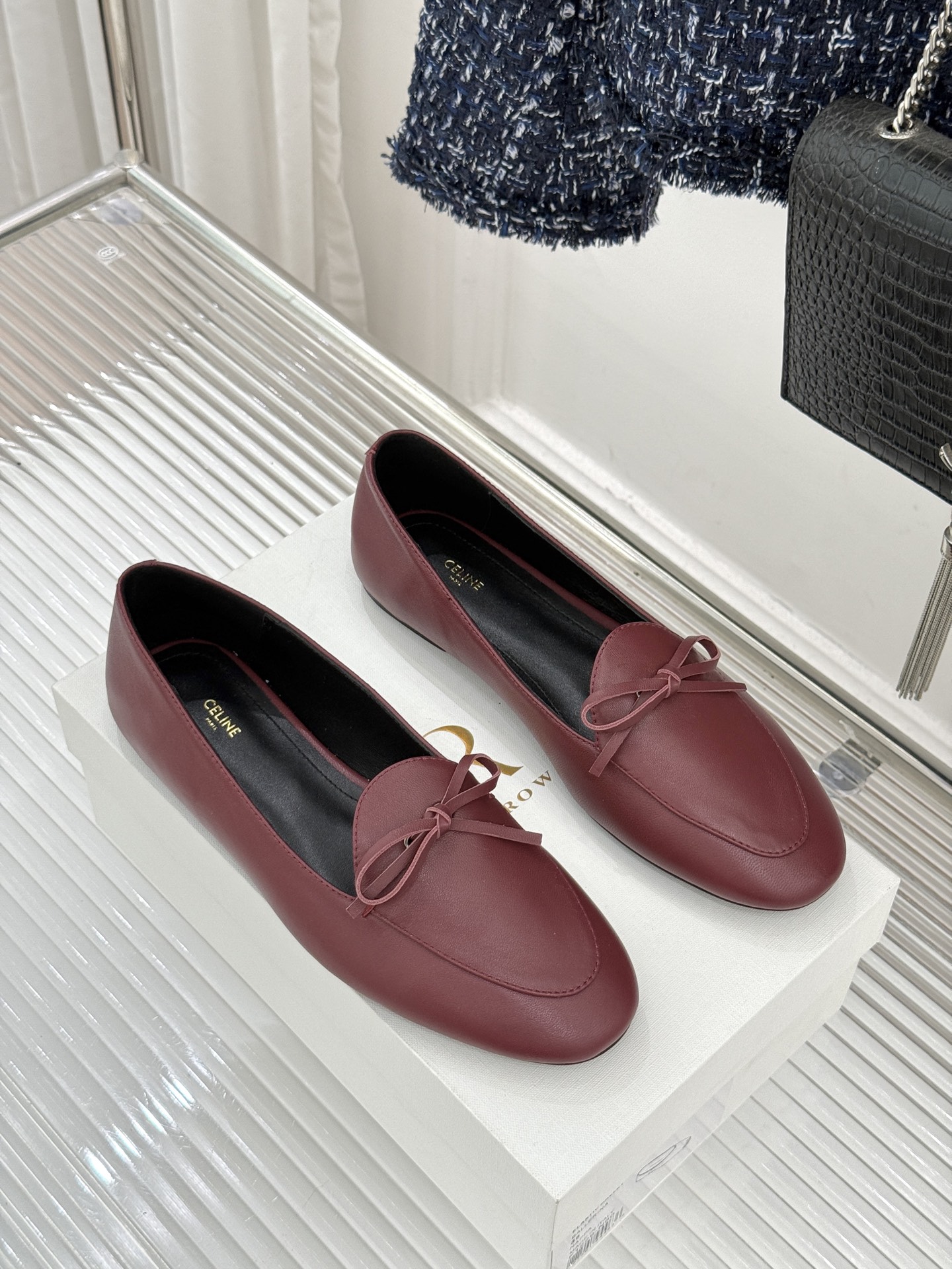 Celine/赛琳26WF新品新款复古蝴蝶结乐福鞋以巴黎左岸的慵懒格调织就老钱衣橱的优雅序章。手工缝制的