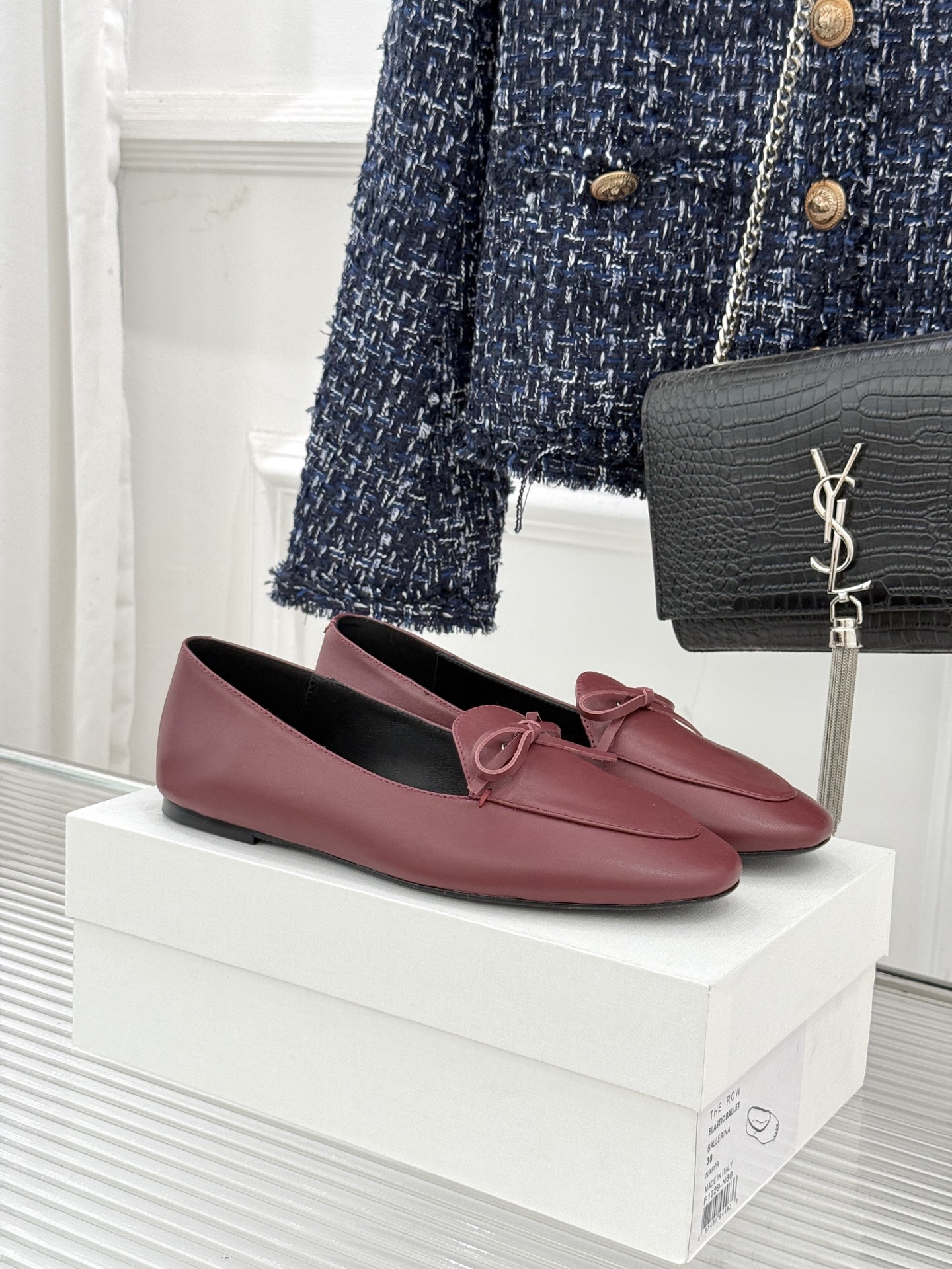 NO:694886,Celine/Celine 26WF new product, new retro bow loafers, weave the elegant prologue of the old money wardrobe with the lazy style of the Left Bank of Paris. The hand-stitched bow is three-dimensional and crisp, not overpowering but enough to be eye-catching. It is the exquisite balance of retro feelings and minimalist aesthetics. Iconic bow design, low-key design without logo, seamlessly connects commuting with the scene of afternoon tea on the terrace. The scene of afternoon tea seamlessly connects.  It can be worn with cigarette pants or Bermuda shorts. Every gesture is effortless and elegant. The fabric is made of original customized leather. The lining and toes are all sheepskin. The original molded custom anti-slip outsole size35-39 (customized 40/41), loafers, celine, celine, loafers, shorts, sheepskin19860909Celine/赛琳26WF新品新款复古 蝴蝶结乐福鞋 以巴黎左岸的慵懒格调 织就老钱衣橱的优雅序章. 手工缝制的蝴蝶结立体挺括 不喧宾夺主却足够点睛 恰是复古情怀与极简美学的精妙平衡. 标志性蝴蝶结设计 无logo的低调设计 通勤赶路与露台下午茶的场景无缝衔接. 下午茶的场景无缝衔接. 搭配烟管裤、百慕大短裤皆可 举手投足间尽是不费力的奢雅. 面料采用原版定制皮料 内里踮脚均为羊皮 原版开模定制防滑大底 size35-39（40/41定制）,乐福鞋,celine,celine,loafers,shorts,sheepskin,Women's Shoes