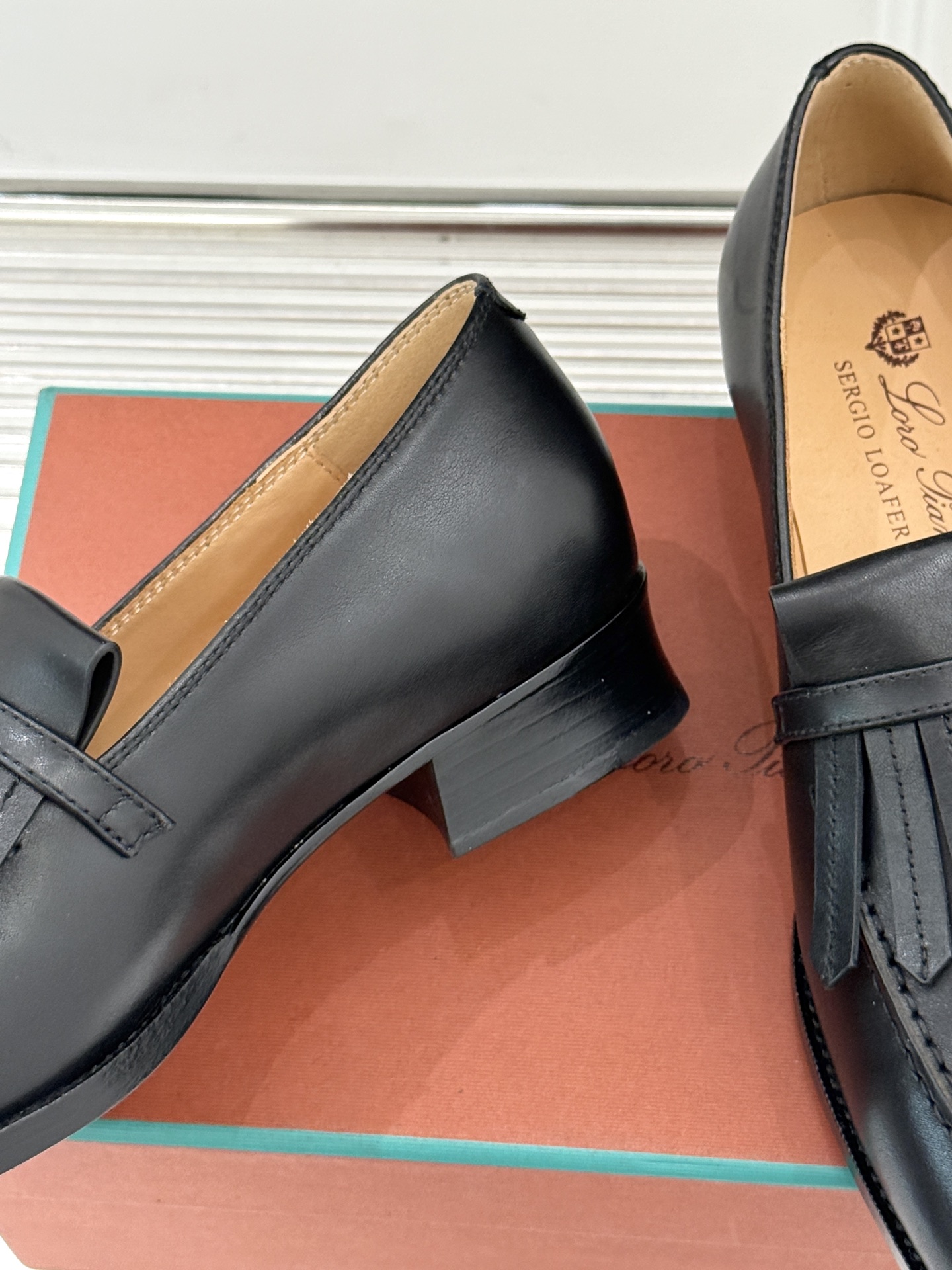 Loro Piana26WF新品老钱风复古流苏乐福鞋当复古流苏邂逅LP的匠艺执念便有了跨越潮流的经典之作